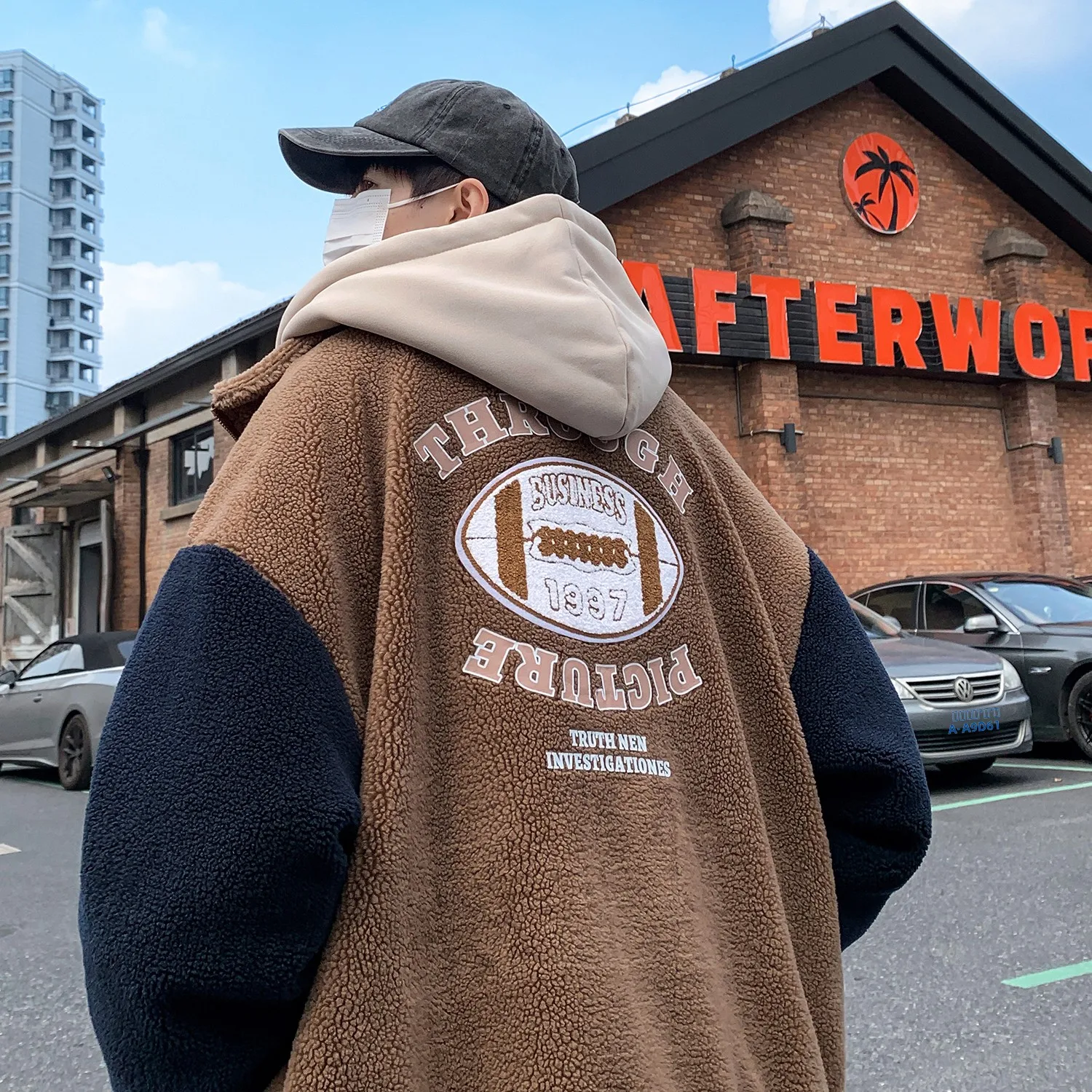 

Thiened Lamb Velvet Jaet Men's Fake Two-Piece Coat Letter Embroidery Winter Warm Casual Outerwear Trendy Vintage Sle