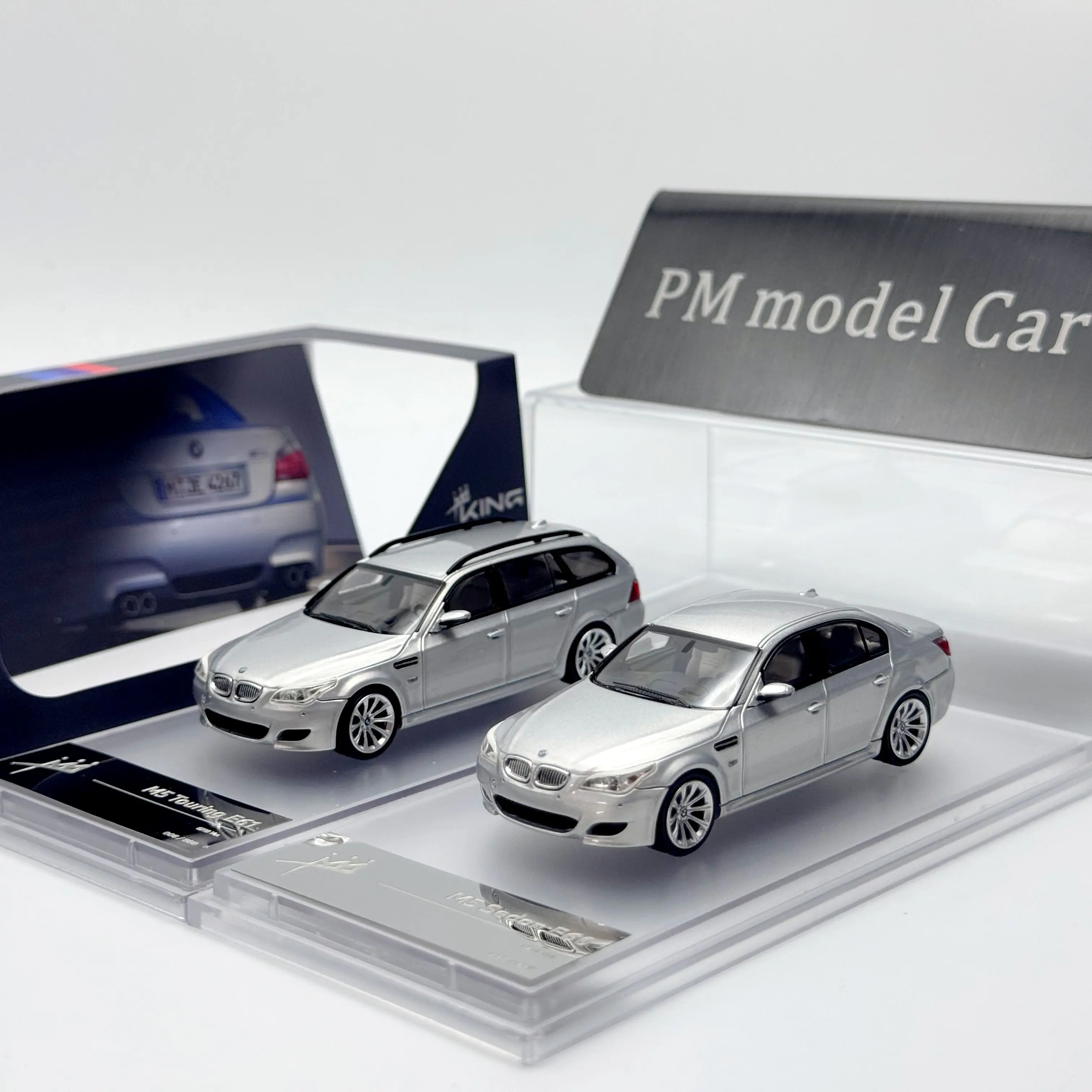 คิงโมเดล 1:64 BMW M5 E60 E61 ซาลูน ทัวริ่ง โมเดลรถหล่อโลหะผสม ของสะสม ของขวัญ