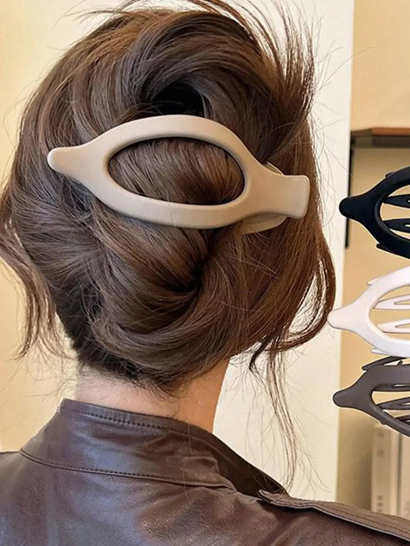 

4pcs 12cm Large Lightweight Plastic Hair Clips For Women Minimalist Solid Color Hair Claw Accessories