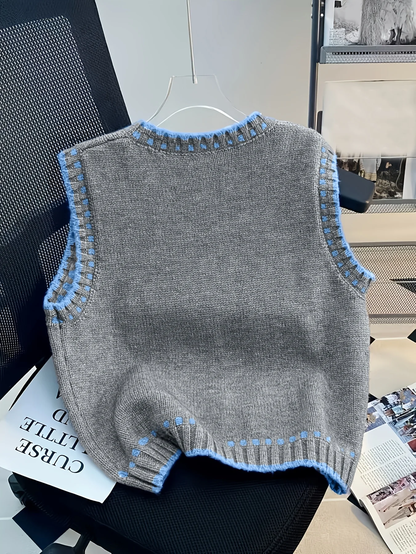 Korean women's knitted vest, color blocked, suitable for layered wearing, casual and elegant, spring and summer