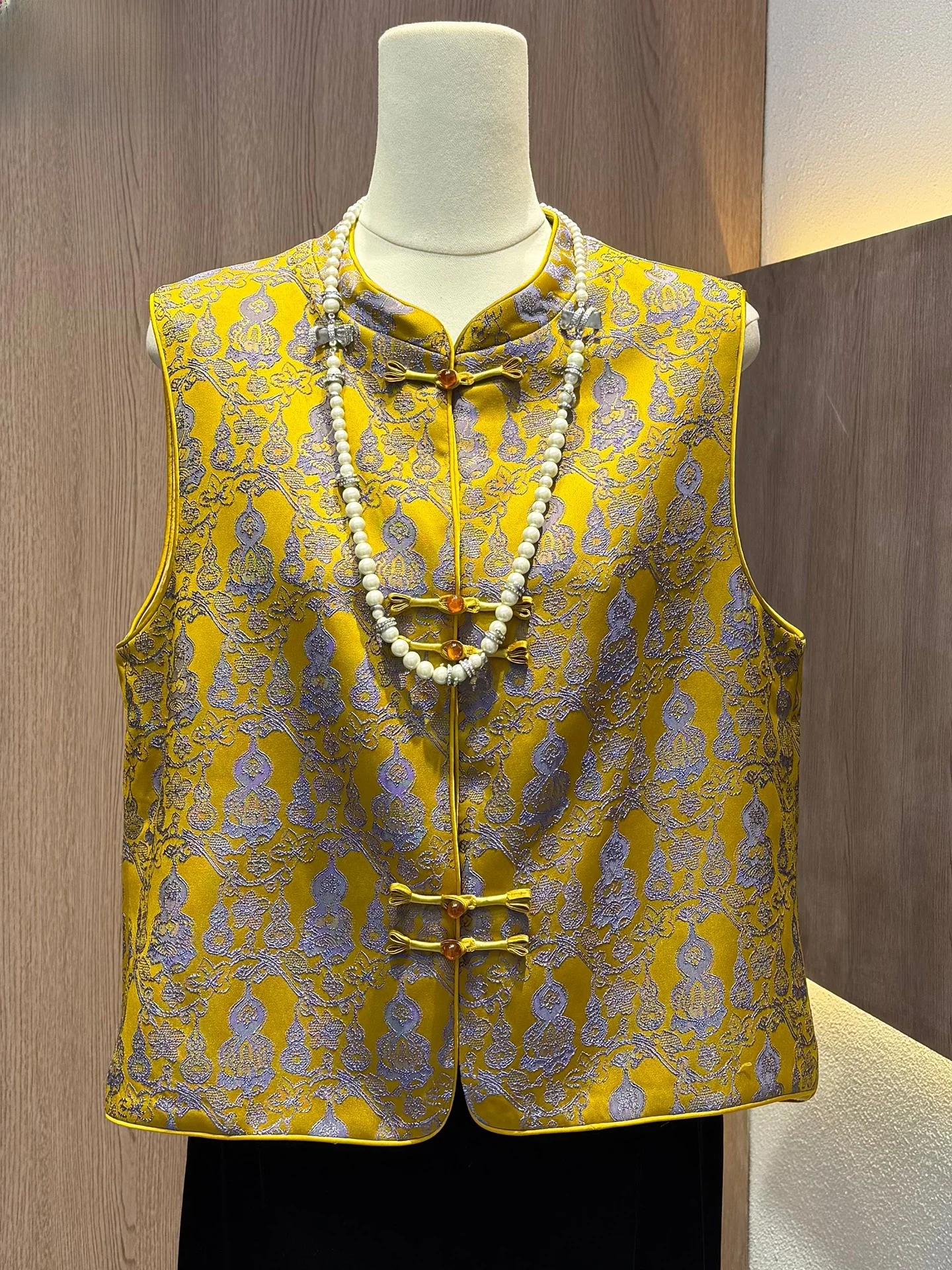 

Новая китайская вышитая женская жилетка на пуговицах для ранней весны 2026 года: универсальная верхняя одежда, подходящая для всех сезонов, модная