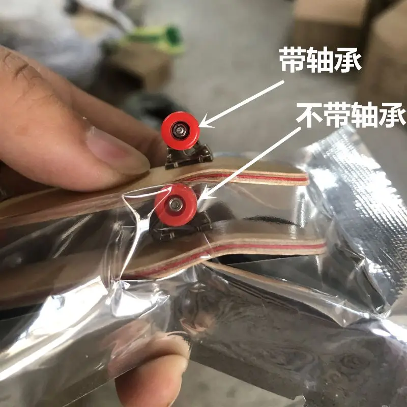 ミニメープル指板モデル フレキシブルフィンガースケートボード ツール付き 滑り止めパッド 子供 ティーンエイジャー 趣味コレクターへのギフト