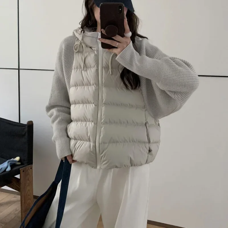 เสื้อแจ็คเก็ตผ้าฝ้ายแบบสั้นทรงเข้ารูปสำหรับผู้หญิง รุ่นใหม่ประจำฤดูหนาวปี 2025 เสื้อสเวตเตอร์ถักน้ำหนักเบาแบบต่อผ้า  พร้อมเสื้อโค้ทผ้าฝ้ายแบบต่อผ้า