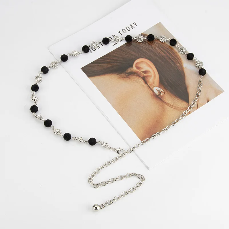 فستان نسائي عصري بسلسلة خصر من حجر الراين على شكل كرة صوف عصرية مع زخرفة جينز