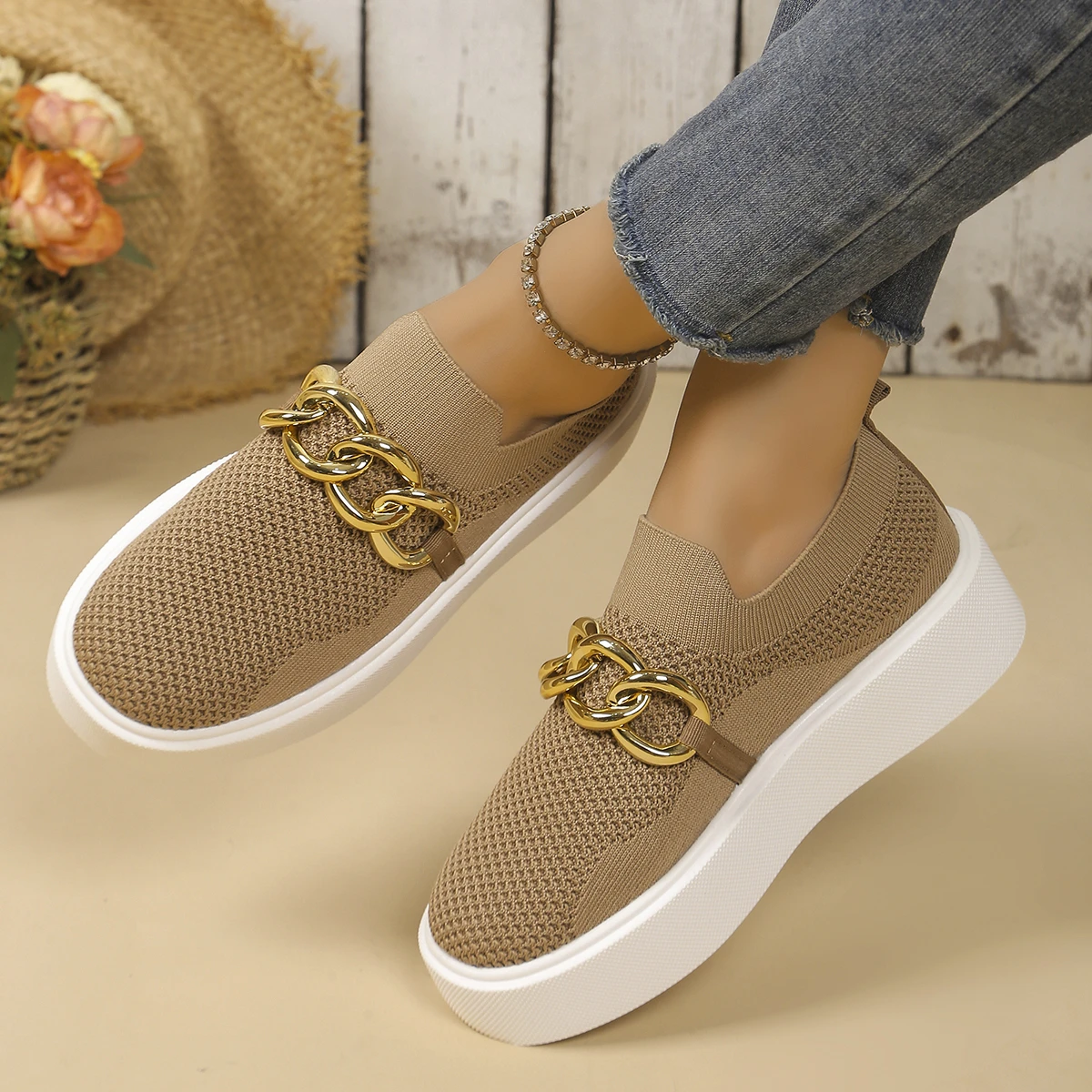 2024 Ladies Spring New Fashion Metal Chain Designer Flats Casual Walking Shoes Women Platform Shoes Big Size Women Mesh Shoes