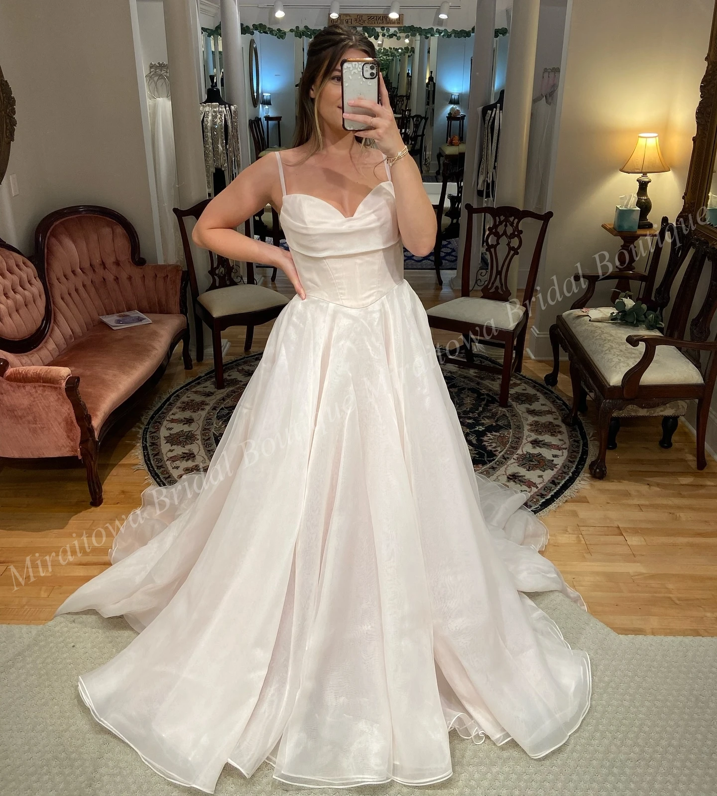 أحمر الخدود حفل زفاف فستان الأشرطة Ruched الأورجانزا مشد مصلى حديقة القلعة في الهواء الطلق القلعة الأمومة ثوب الزفاف صور مخصص