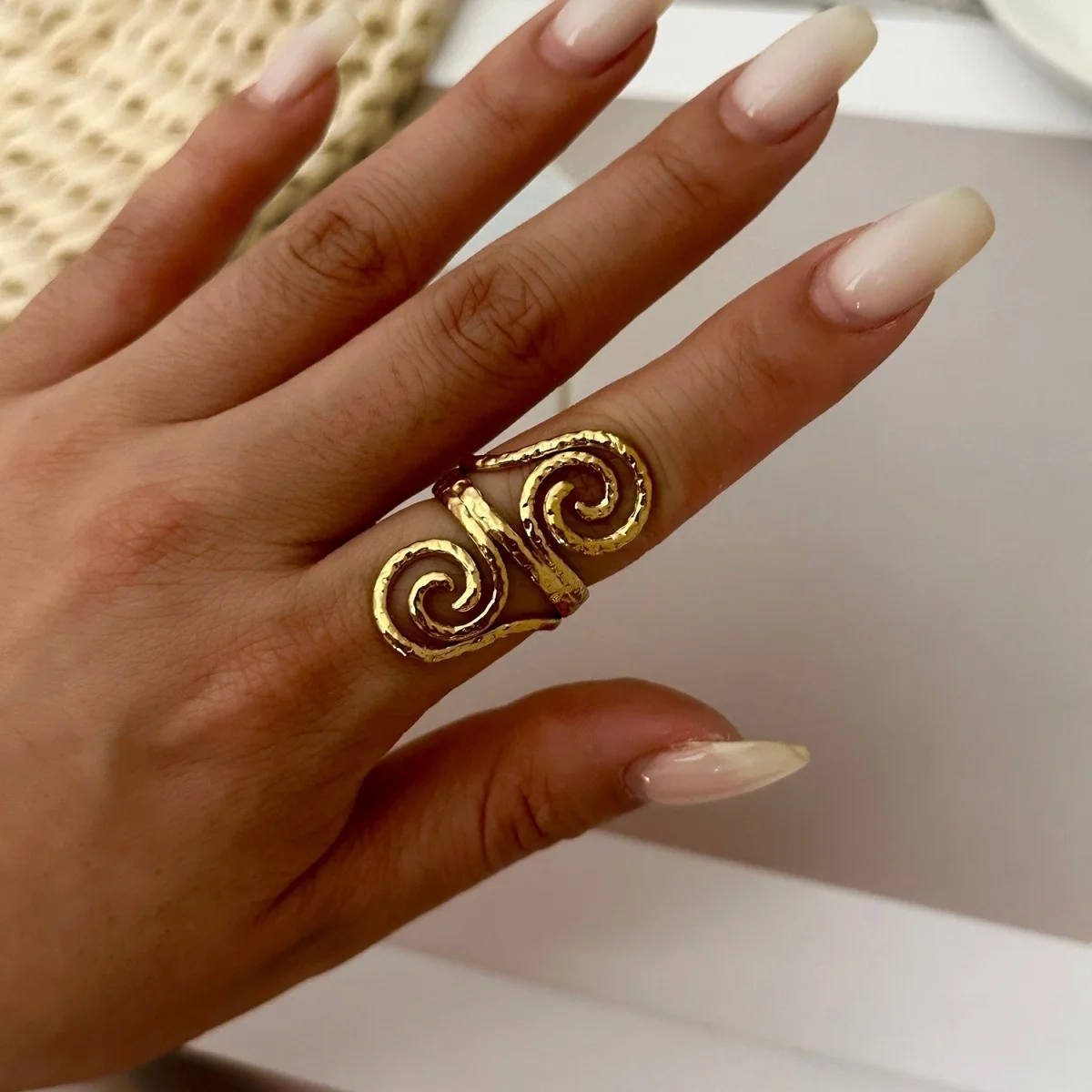 Edelstahl-Spiralring mit Lava-Infiniti-Schleifenmuster, gehämmert, für Damen und Herren, unregelmäßiger, strukturierter, geometrischer Ring, Punk-Schmuck – Detail 15