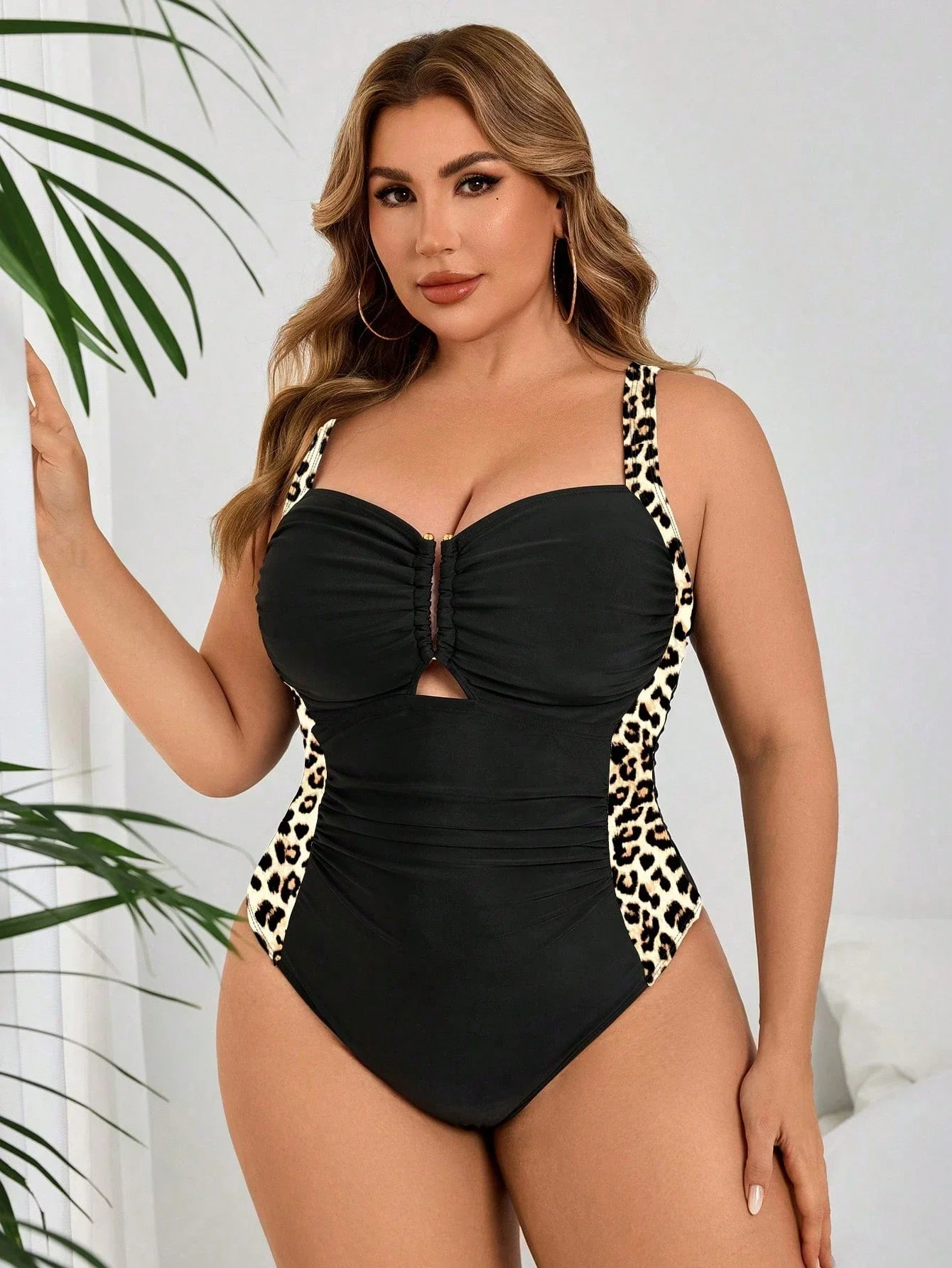 

Черный слитный купальник больших размеров с леопардовым принтом, драпировкой на груди и эффектом коррекции живота для пляжного отдыха