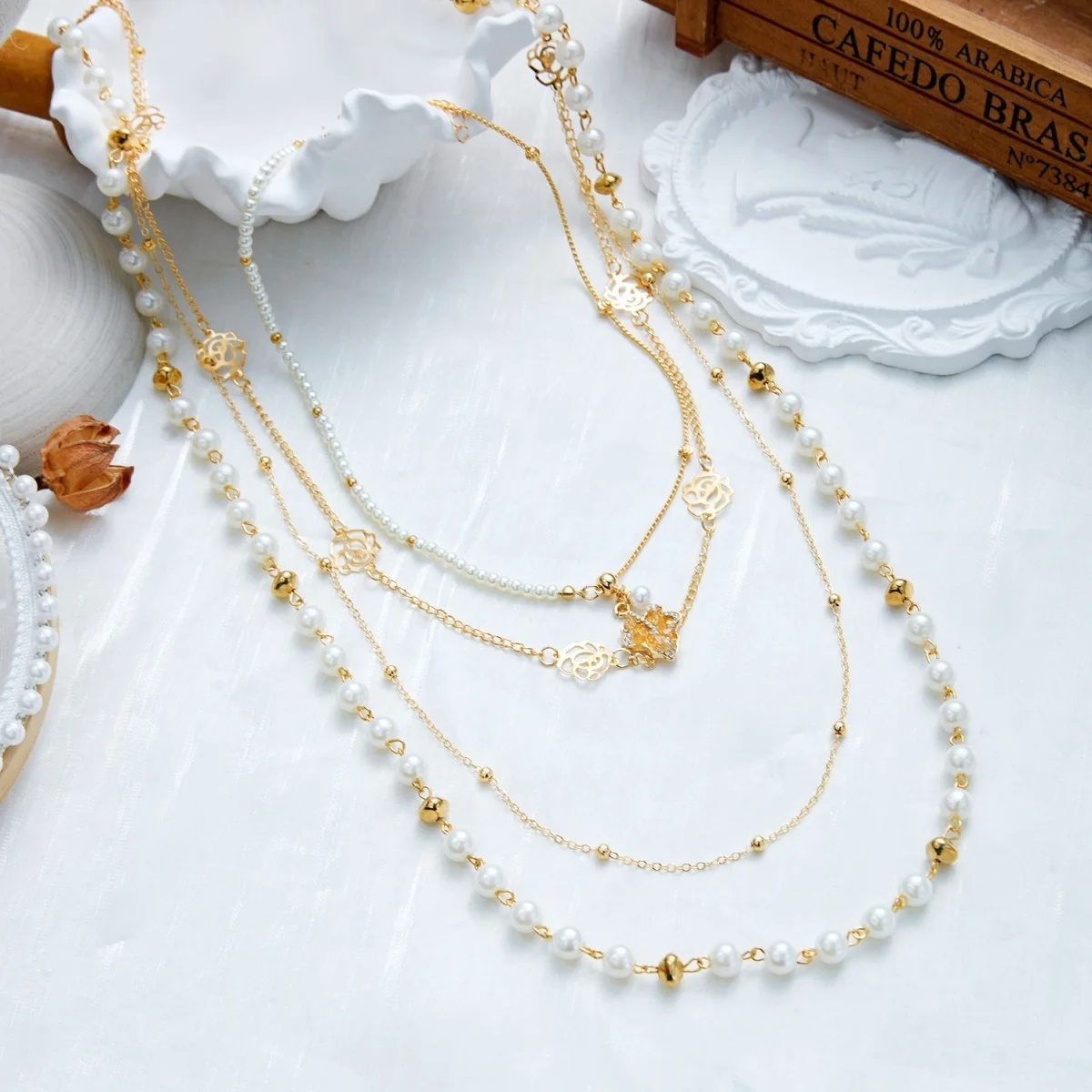 Elegante französische Zirkon-Ahornblatt-Halskette mit hohlen Rosenblüten und simulierten Perlen für Damen und Herren, Ins-Stil, florales Choker-Schmuckstück – Detail 25
