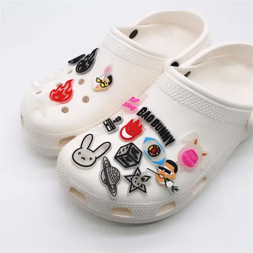 Imagen 2 del producto Novedad, 1 Uds., accesorios fluorescentes para colgantes de zapatos, divertido conejito mal, estrellas, dados, planeta, sandalia, hebilla, decoraciones para fiesta, regalo de Navidad