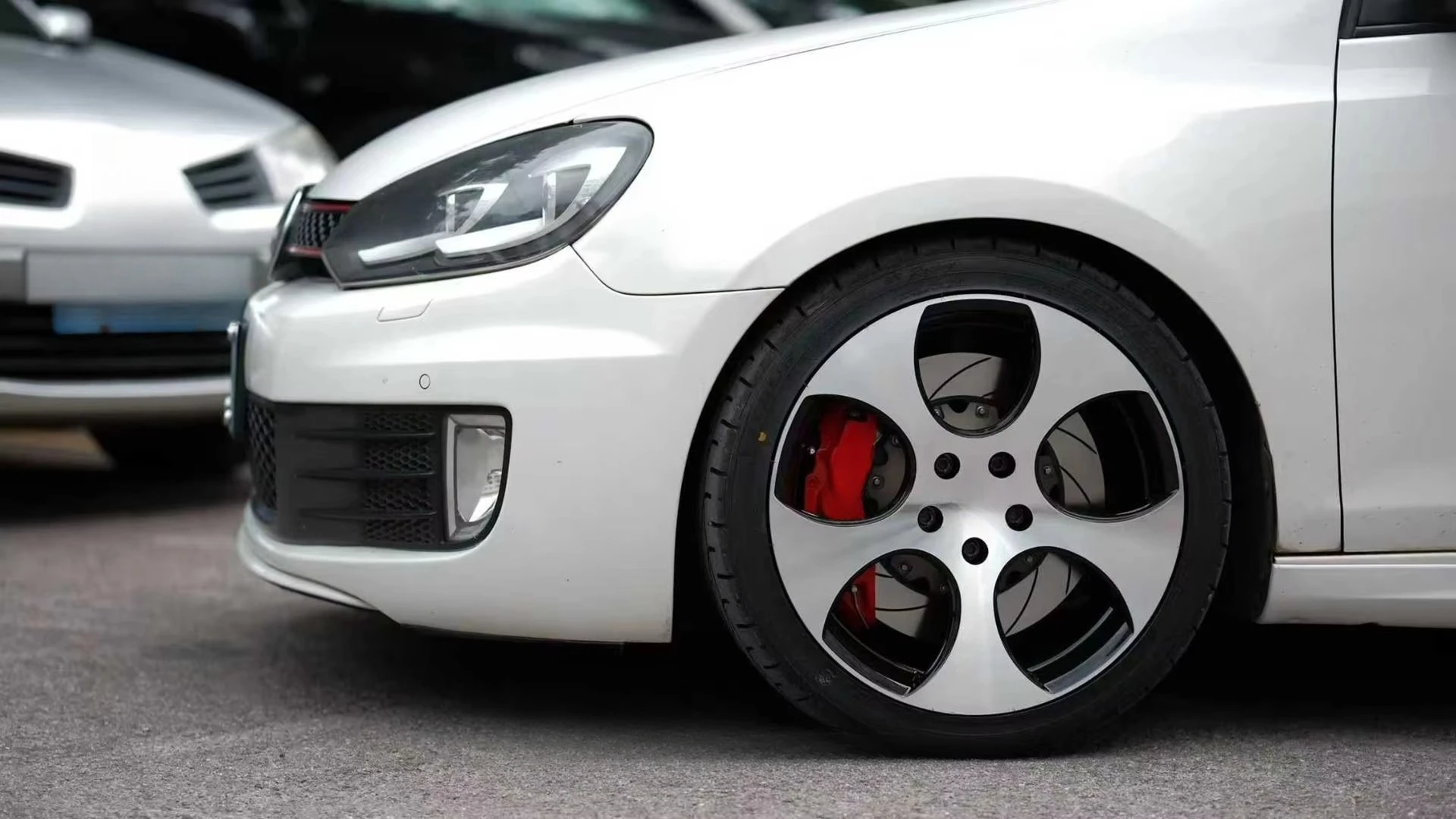 New MT6 Split-type Forged Street Calipers 6 Pistons Stainless Steel Lightweight Big Brake Kit Golf