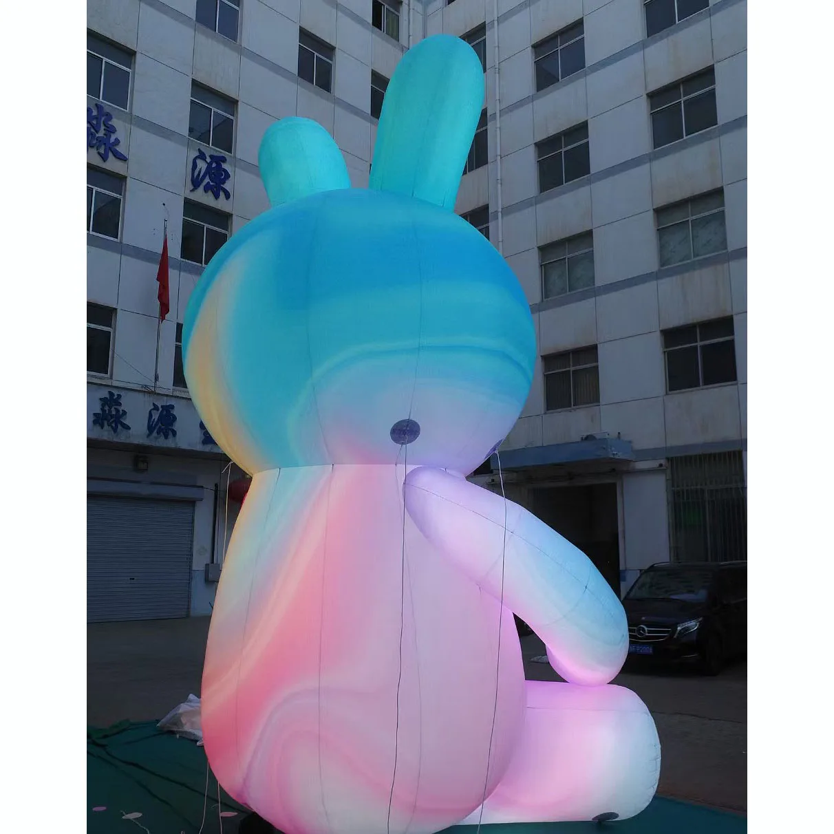 Conejo inflable gigante con flor, conejito de soplado de aire con luz LED blanca, accesorios de decoración para eventos para publicidad