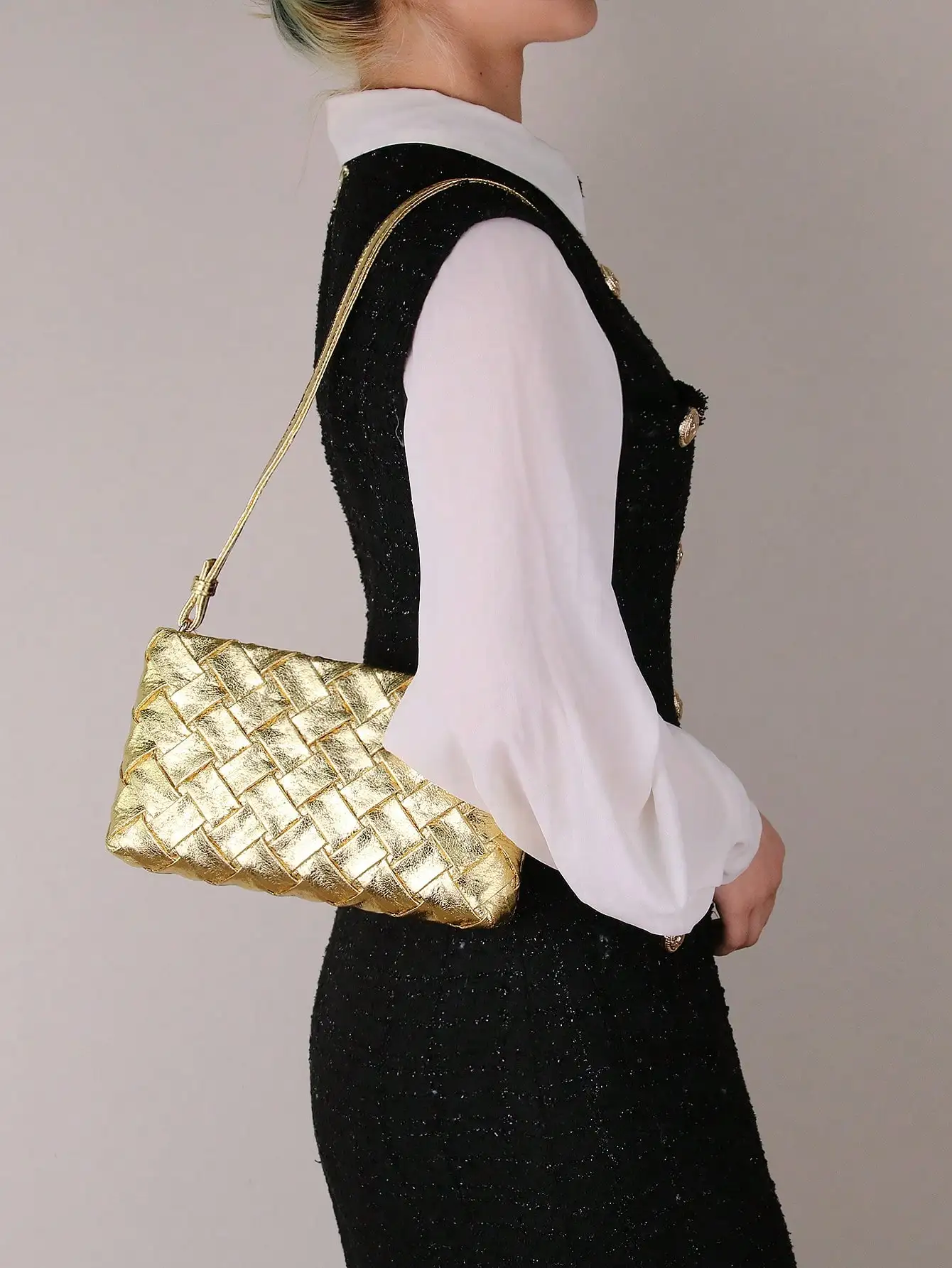 2024 new fashion elegant handbag trend burst crack gold woven embossed shoulder bag minimalist lightweight Joker bag.