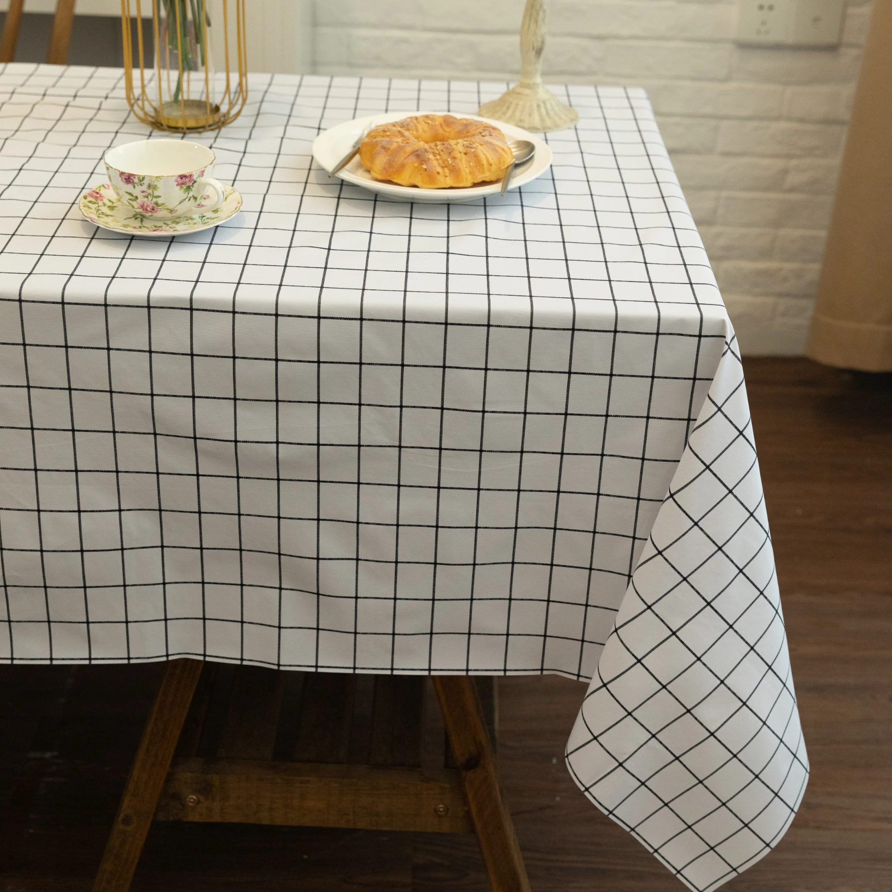 

Oilcloth Checkered Waterproof Tablecloths, Wipeable Reusable Table Cover for Outdoor Picnic Camping Dining Table,White and Black