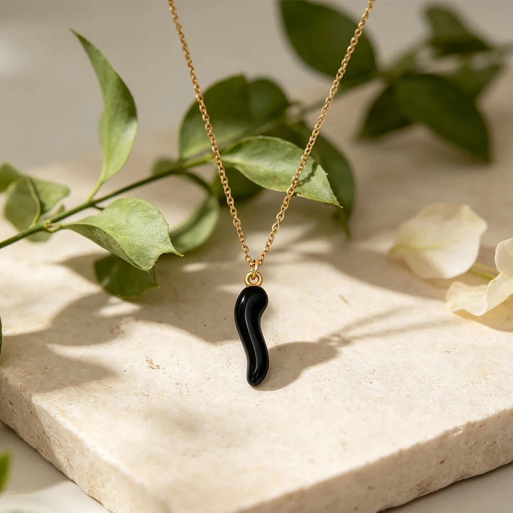 Black Small Pepper Pendant with Gold Fine Chain Clavicle Chain, Simple Solid Color Pendant, Versatile Neck Accessory for Commuting and Casual Wear