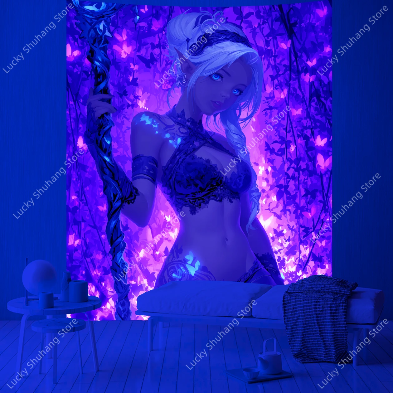 الخيال الجان الأشعة فوق البنفسجية نسيج باطني الأرجواني خلفية ساحرة الأبيض الشعر قزم مع الموظفين والفراشات الوردية ديكور المنزل