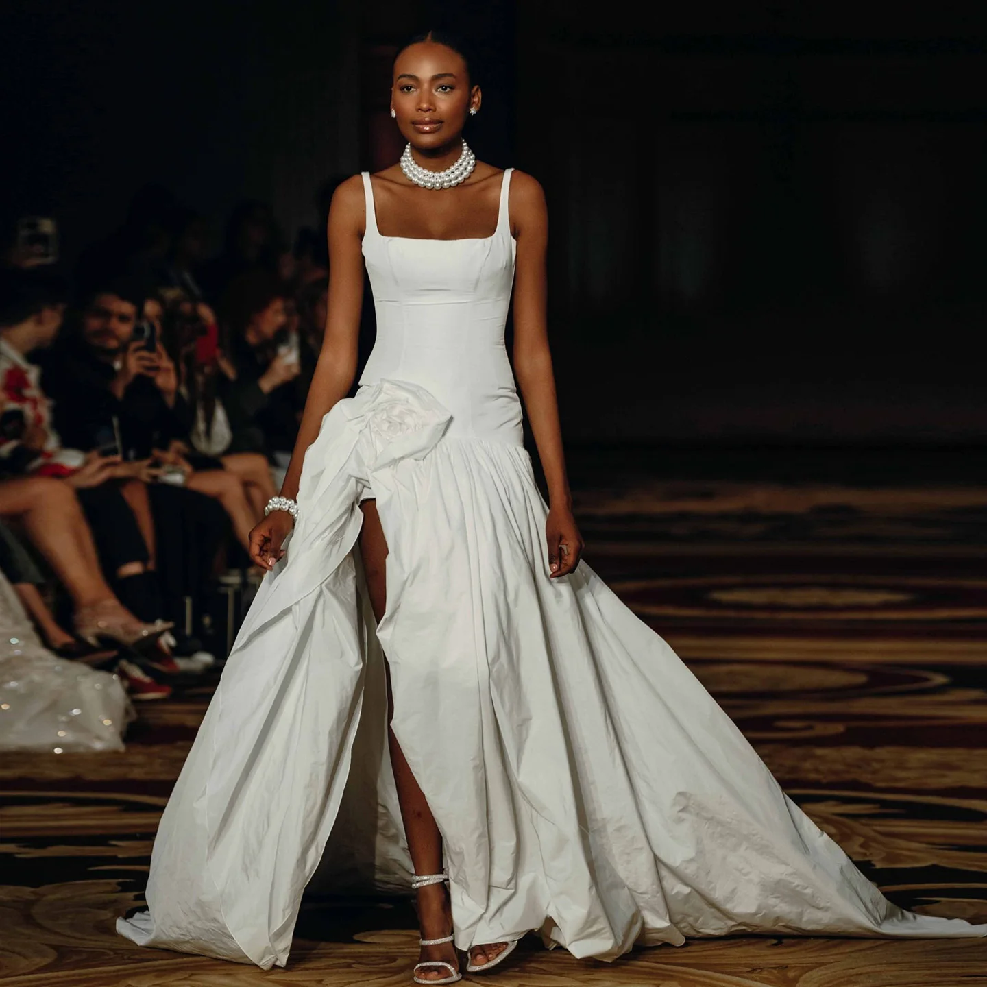 

Sharon Said Элегантное белое атласное свадебное платье с 3D цветами и боковым разрезом 2025 с квадратным воротником и корсетом, платья невесты SW132, по индивидуальному заказу