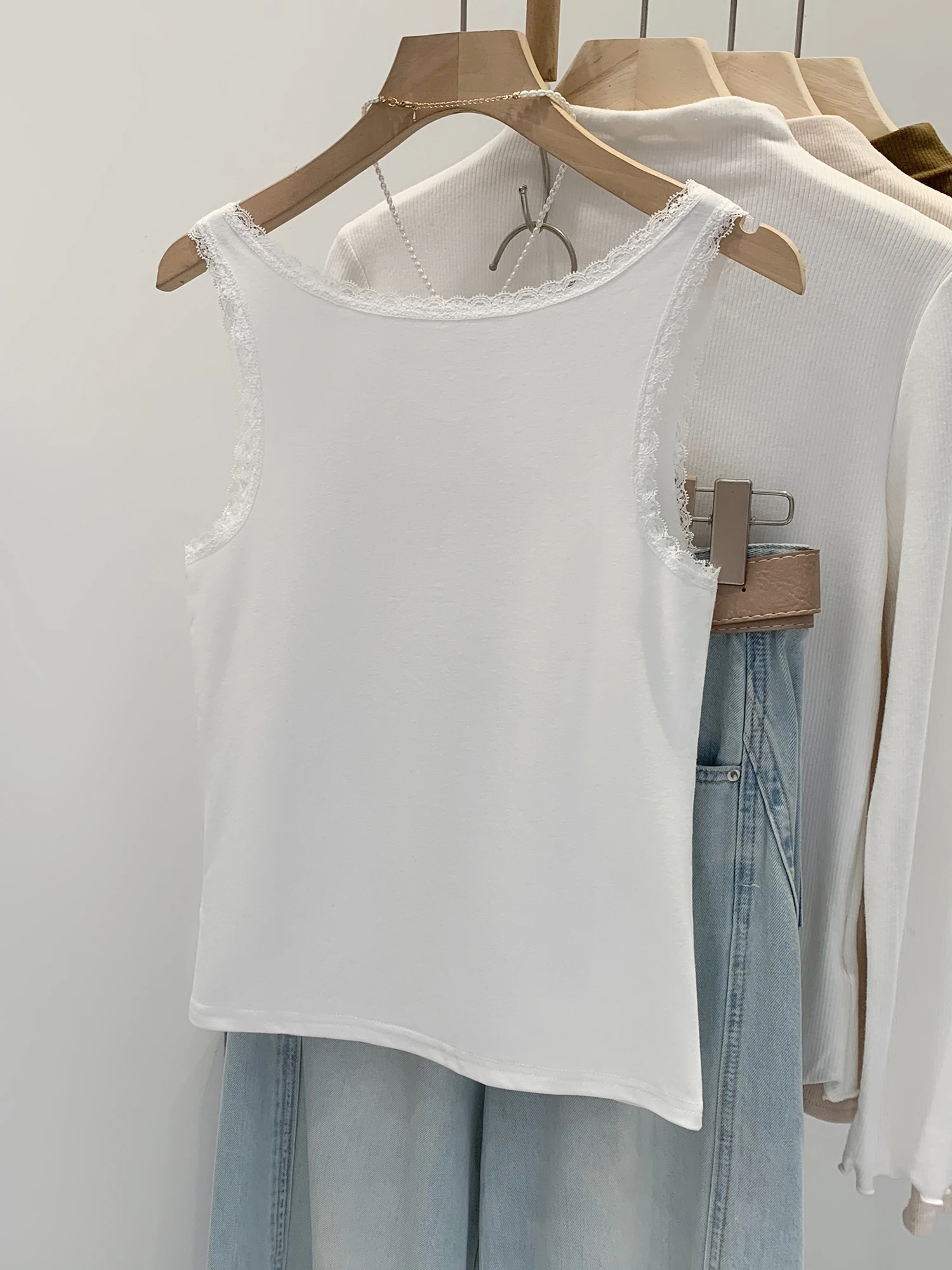 เสื้อกล้ามลูกไม้สีขาวสวยงาม สายเดี่ยว ผ้าคอตตอนผสมเรยอนและสแปนเด็กซ์ สำหรับผู้หญิง ฤดูร้อน รุ่นใหม่ เหมาะสำหรับใส่ไปเที่ยวทะเล