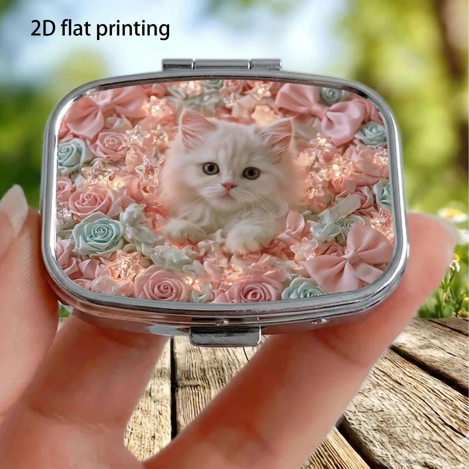 Soft Pink Three-Dimensional Rose Design with Cute Milky White Kitten Pattern, Small Square Two-Compartment Pill Organizer, Portable Medicine Storage, Can Also Be Used as a Household Portable Organizer, Decorative Box, Perfect for Handbags, Wallets, and Travel, Metal Storage Box, Small Jewelry Organizer, Holiday Gifts, Souvenirs, Prizes, Small Gifts