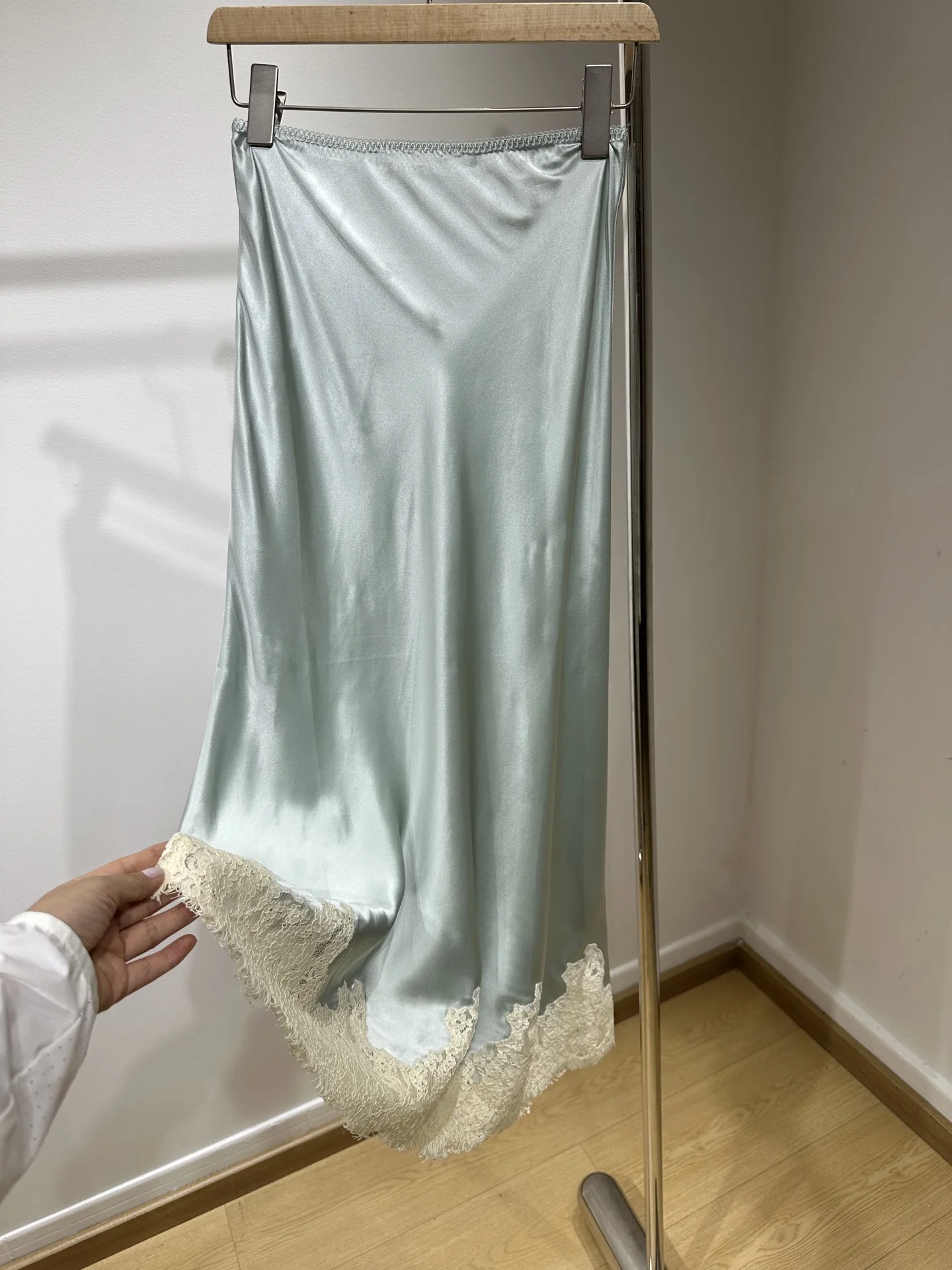 Falda midi azul elegante recta con cintura elástica Jupe de seda 100% con bordado de encaje para mujer