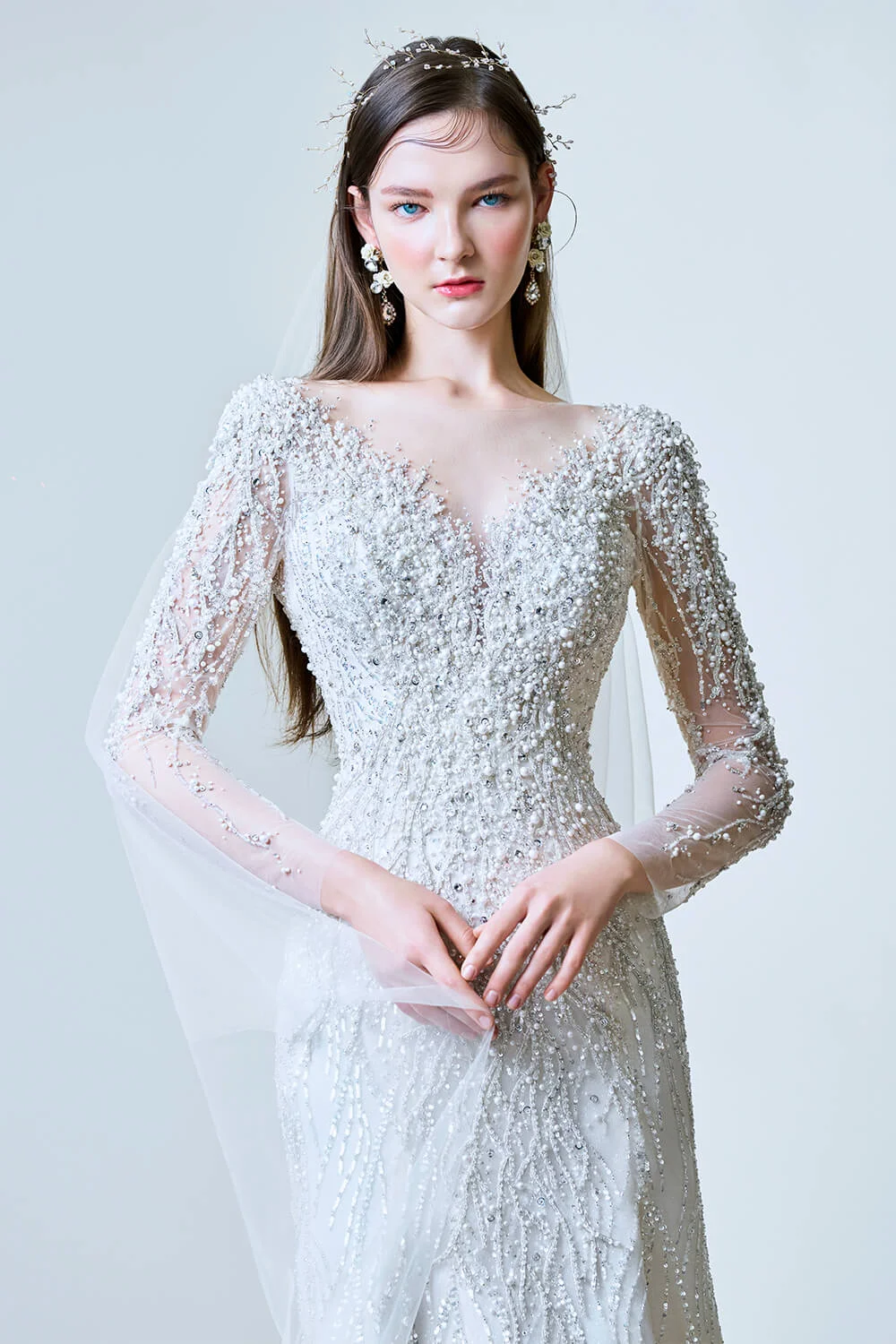 

Luxury Custom 2025 White Wedding Dress V-Neck Long Sleeve Pearl Sequin Decorated Backless Design Elegant Noble Wedding Gown