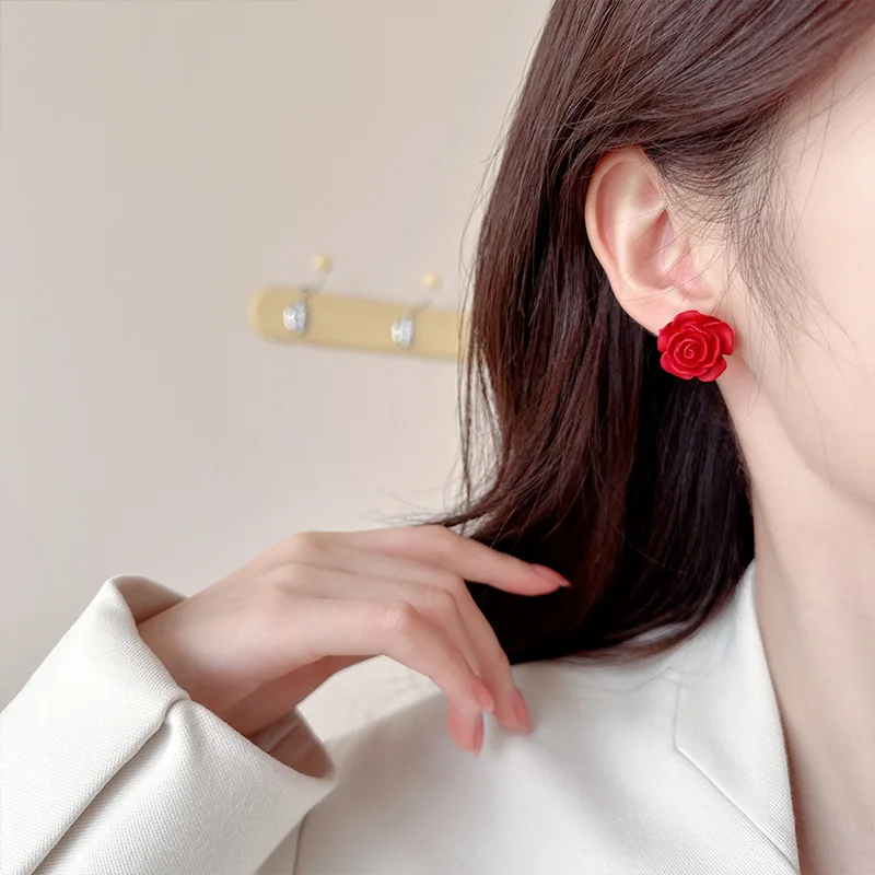 

Personalized and creative rose stud earrings, niche, light luxury, fashionable and versatile earrings