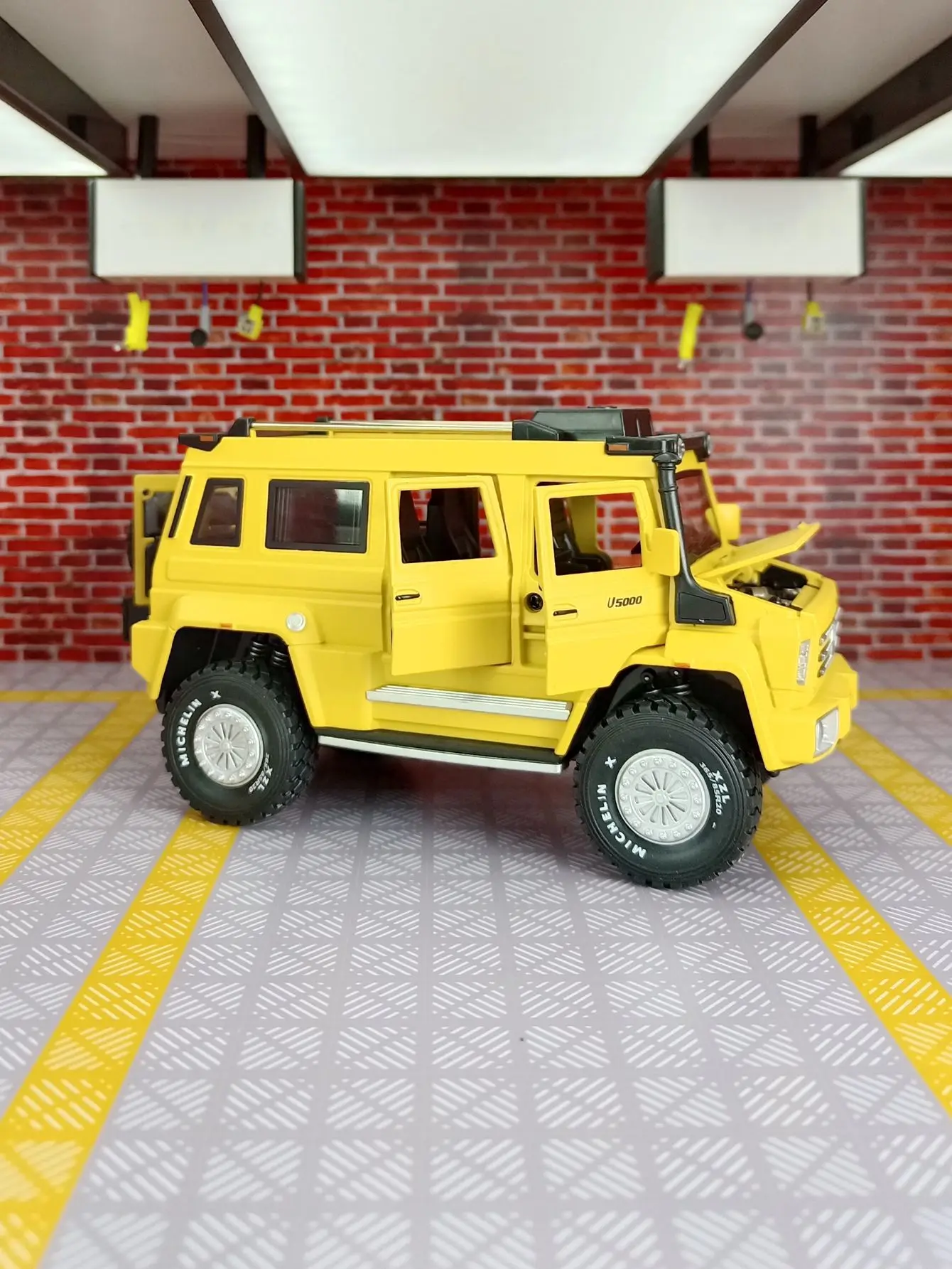 1/28 UNIMOG U5000 Automodel Speelgoeddeuren en de voorkap en kofferbakdeur kan ook worden geopend rijke details, vakmanschap