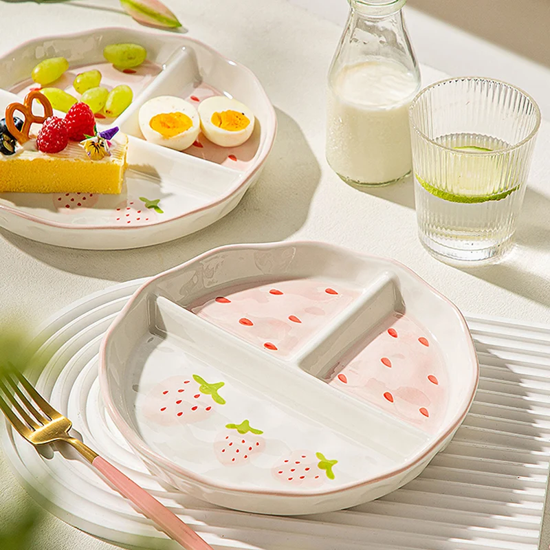 

Симпатичная керамическая разделенная обеденная тарелка, универсальные клубничные тарелки большой емкости, бытовая посуда для завтрака с цветными блоками