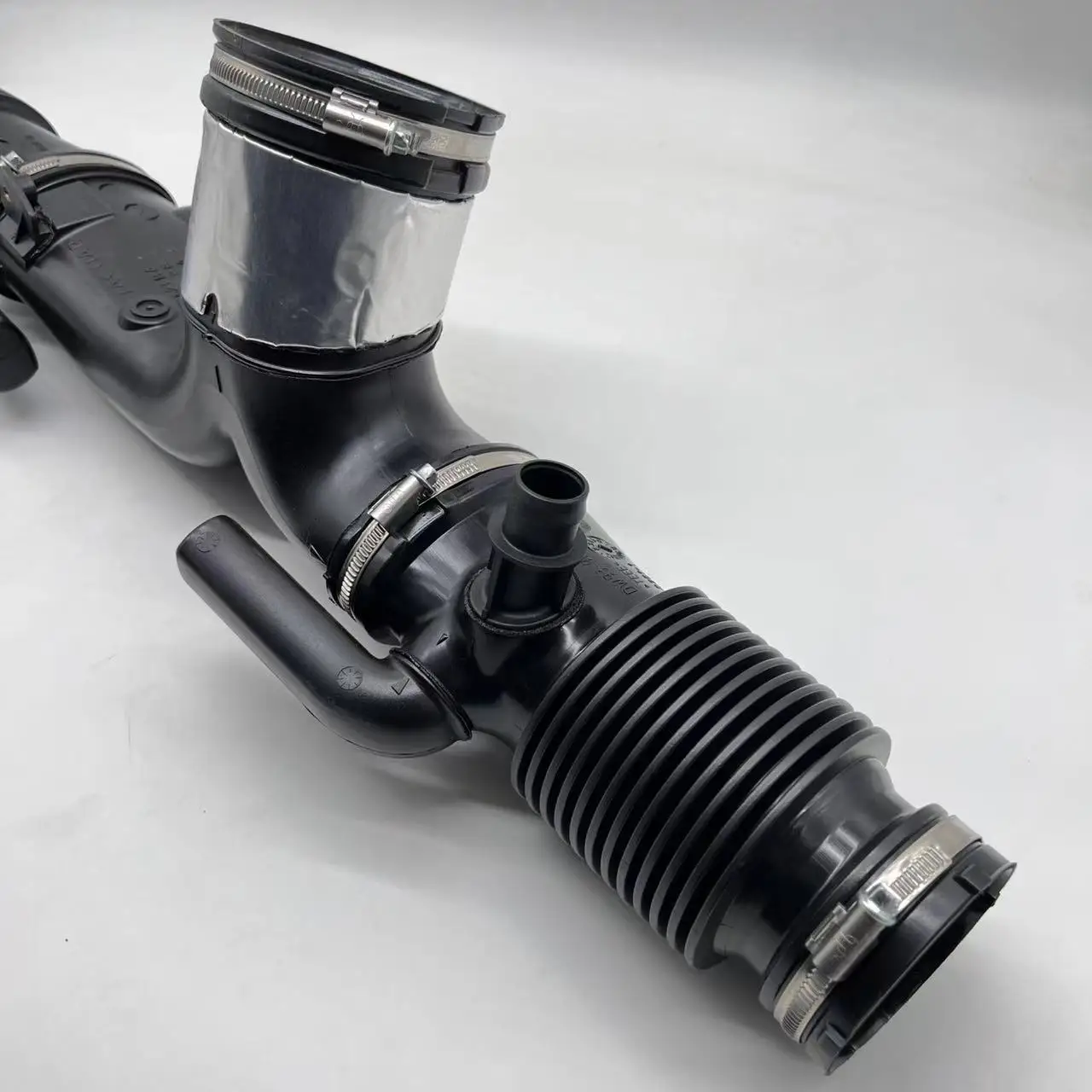 C2D17107  C2Z17820 C2D19760 Engine Air Intake Hose Coolant Tube Pipe accessories For JAGUAR XJ 2010- XF 2009-2015 3.0L - view 3