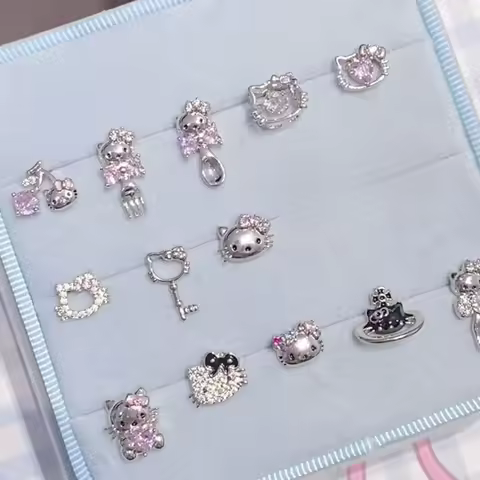 Decoración Kawaii de Hello Kitty, Accesorios Versátiles de Moda con Dibujos Animados, Artículos de Viaje para Escritorio, Regalos para Mujeres y Estudiantes, Venta al Por Mayor