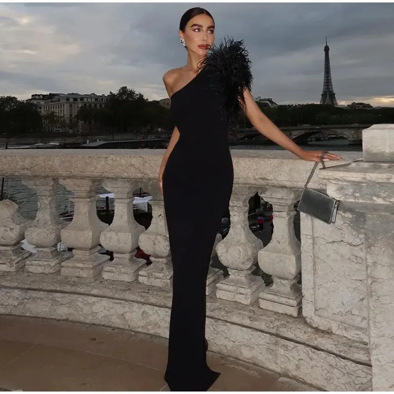 Elegante vestido de noche con hombros oblicuos y plumas para mujer, maxivestido ajustado negro a la moda, vestidos de fiesta para club nocturno, 2024