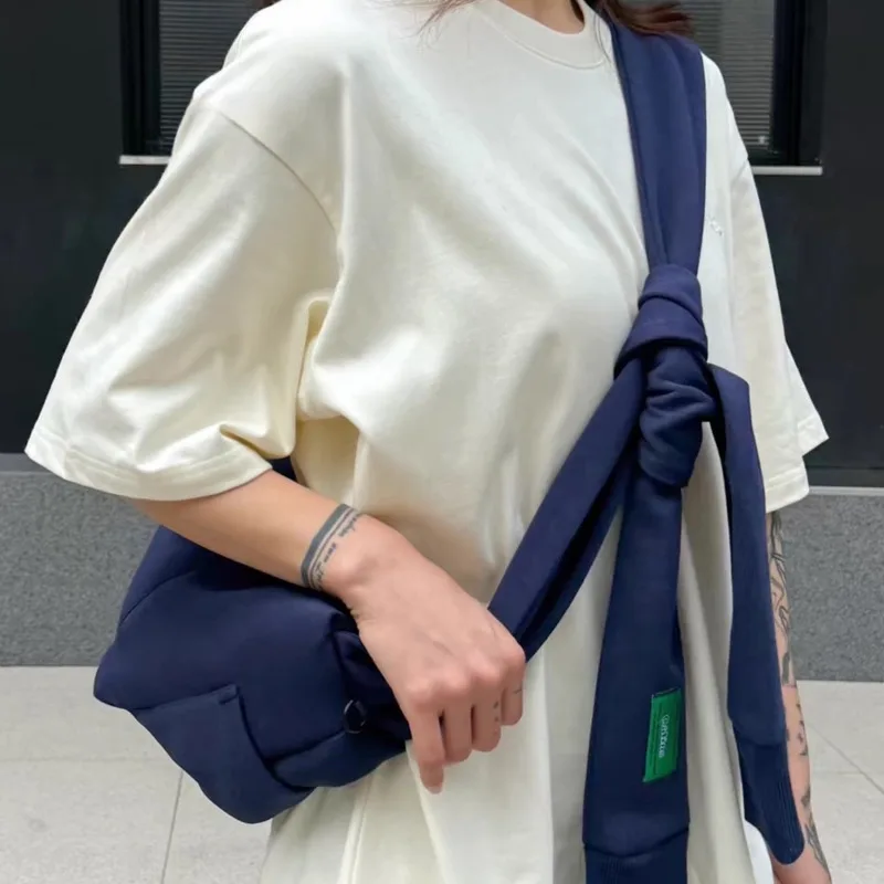 

Интересная сумка-пельмень на одно плечо унисекс, минималистичная, однотонная, с дизайнерским рукавом, большая вместимость, мягкая, через плечо