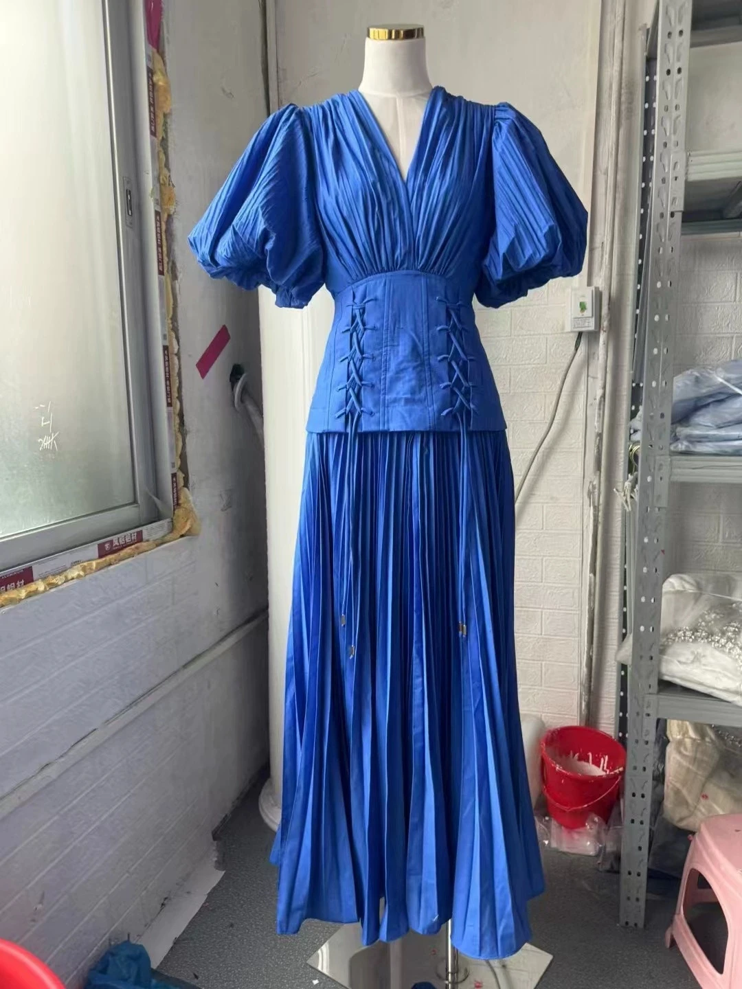 

Новинка весны и лета 2025 года, плиссированная юбка в стиле ретро с v-образным вырезом, сращенная ​ ​ Платье с длинной юбкой и пышными рукавами-GZXX079