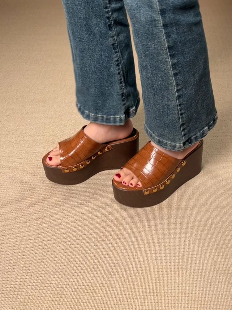 

2025 New 9cm Ladies Rivet Wedge Heel Sandals Summer Outdoor Wear Thick Bottom Heightening High Heels Slip-On Roman Style