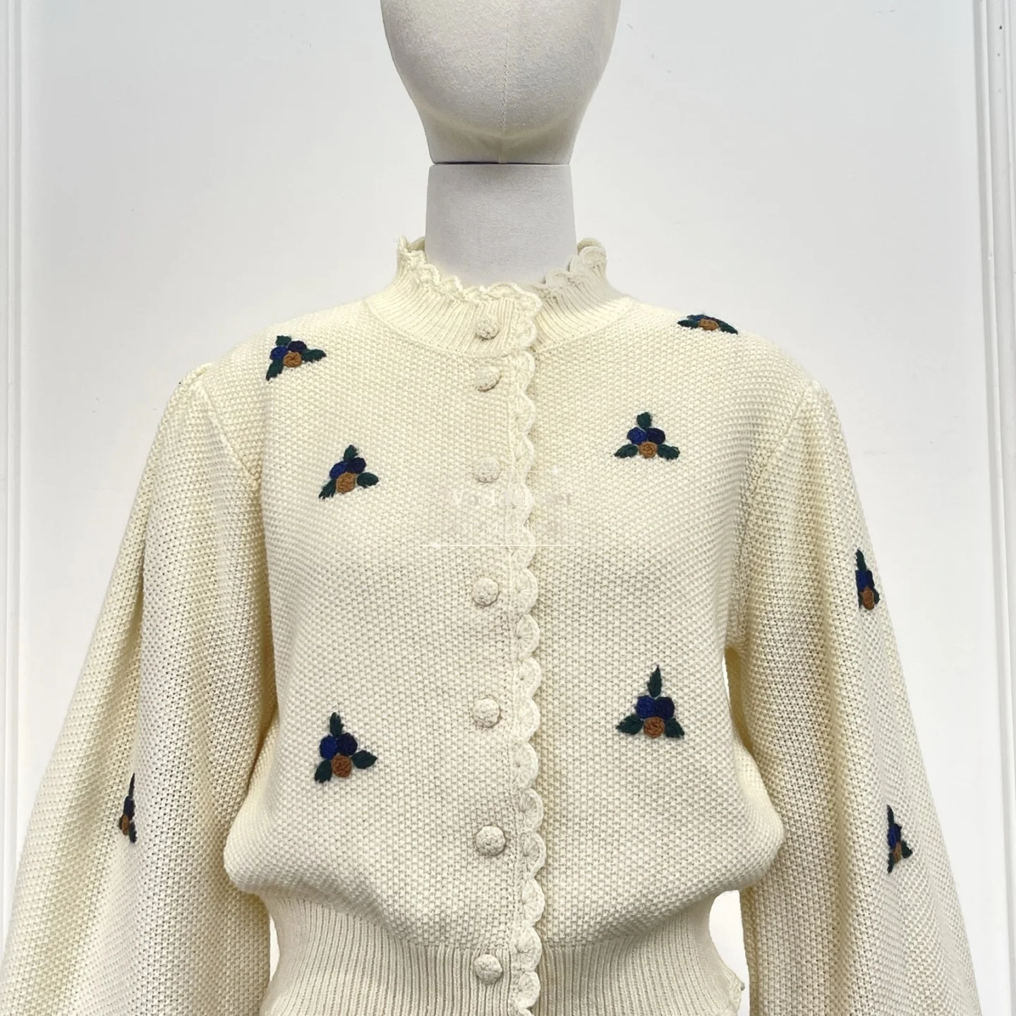 

Женский белый бежевый вязаный кардиган с цветочными аппликациями, рюшами и пышными рукавами, на пуговицах спереди