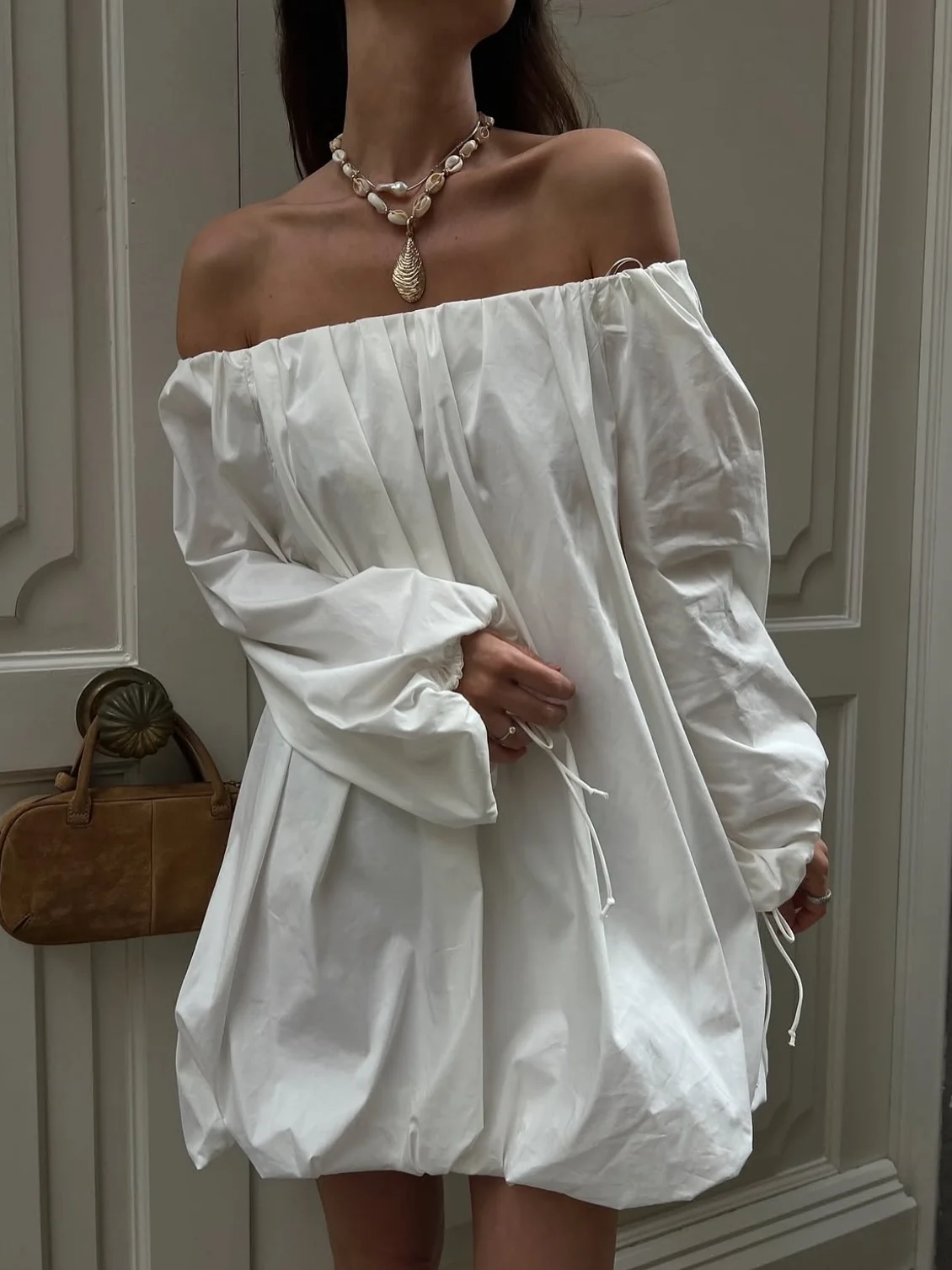 

One-line backless dress with pleats, solid color, loose short dress, casual and versatile, fashionable, women's chic new dress
