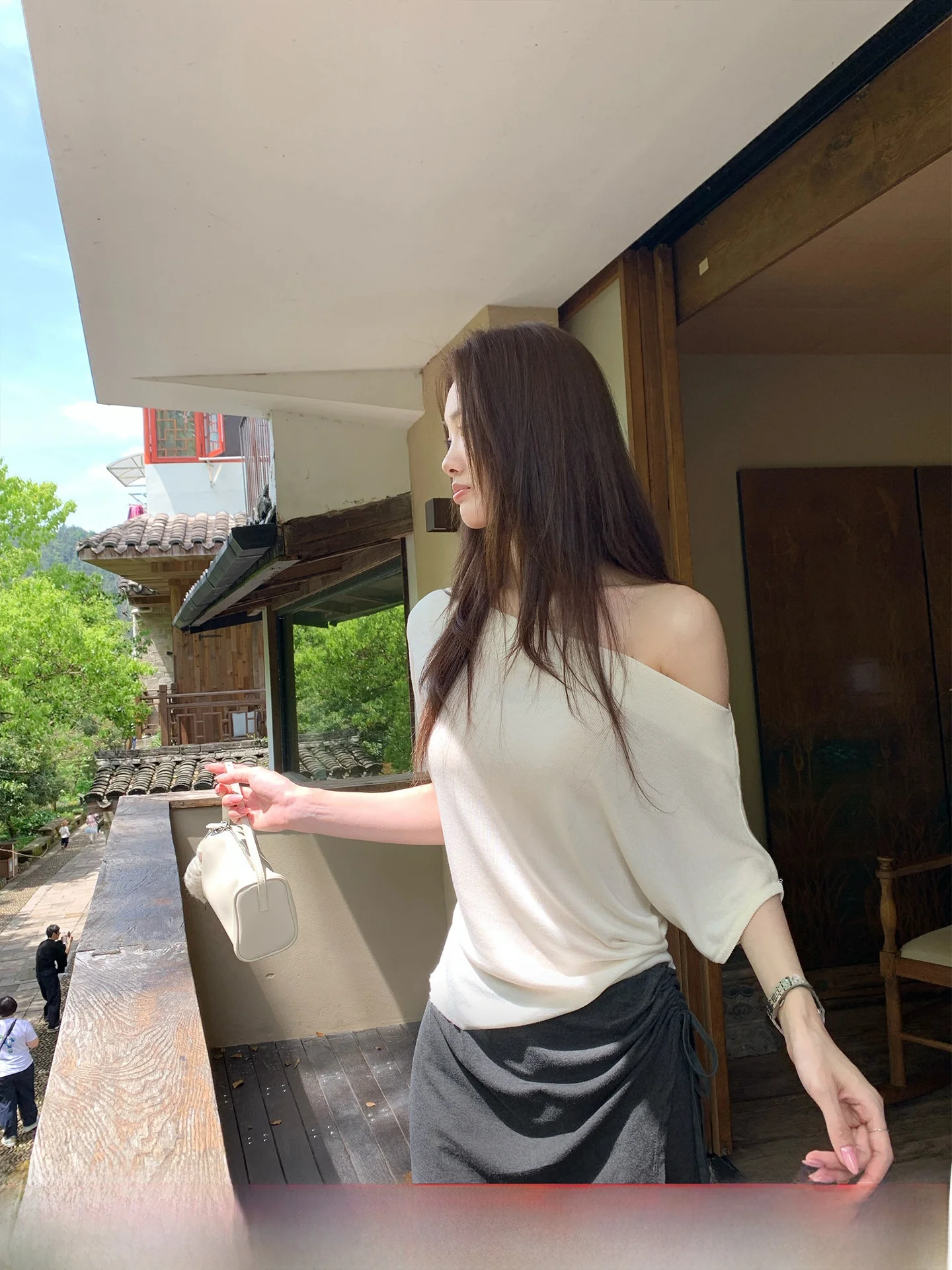 

Elegant Loose Women's T-Shirt One Shoulder Design Oxygen-Light Cactus Style Short Sleeve Casual Top for Summer Season