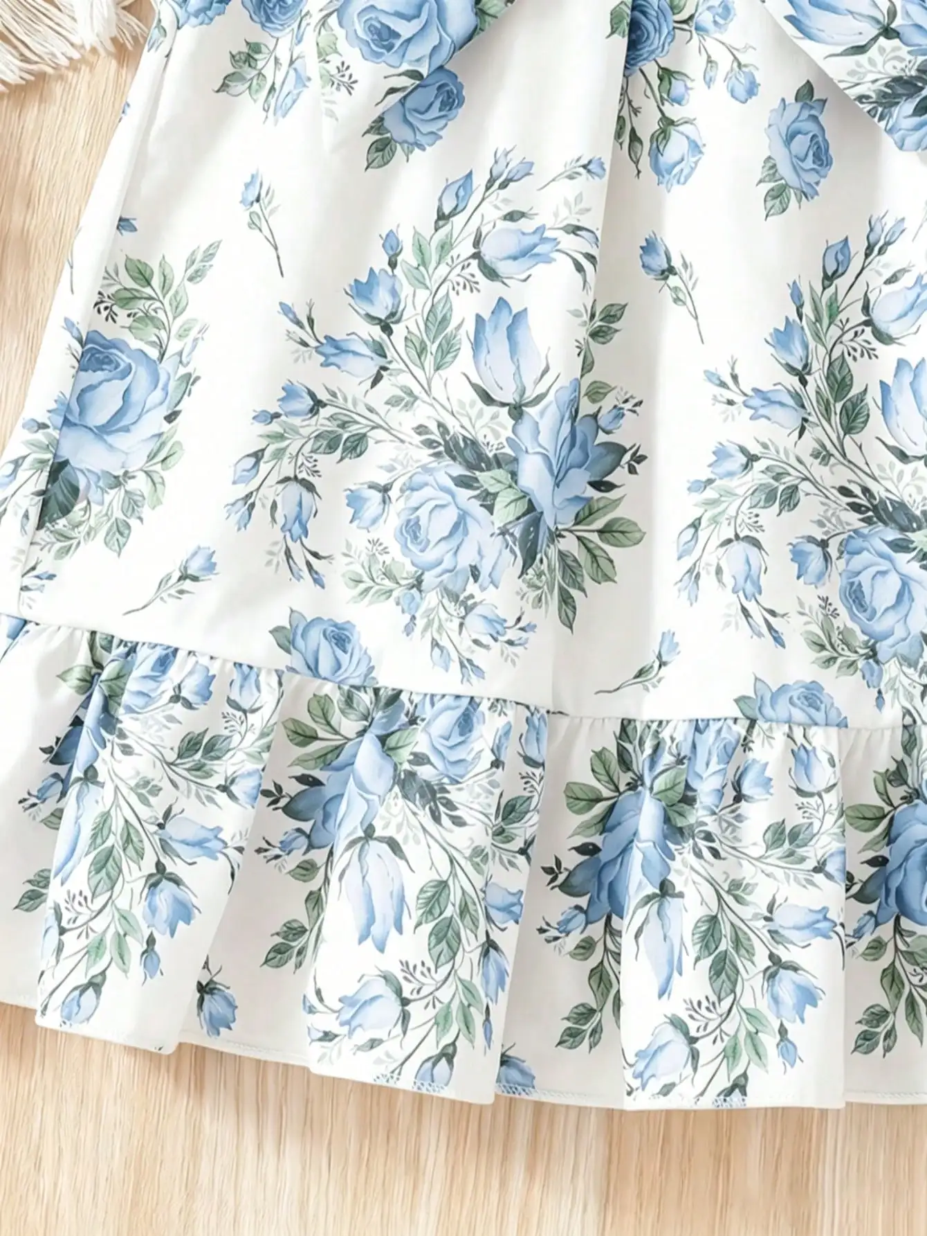 Mädchenkleid mit Blumenmuster, lässig, bequem, mit Rundhalsausschnitt, ärmellos, mit Taillenbund zum Binden, mittellanger Rock für Kinder. – Detail 12