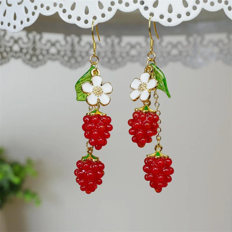 Hübsche kleine Himbeer-Ohrringe für Frauen, grüne Blätter, weiße Blume, rote Beeren-Frucht-Ohrringe, süße Verzierungen, Sommer-Schmuckgeschenk – Detail 13