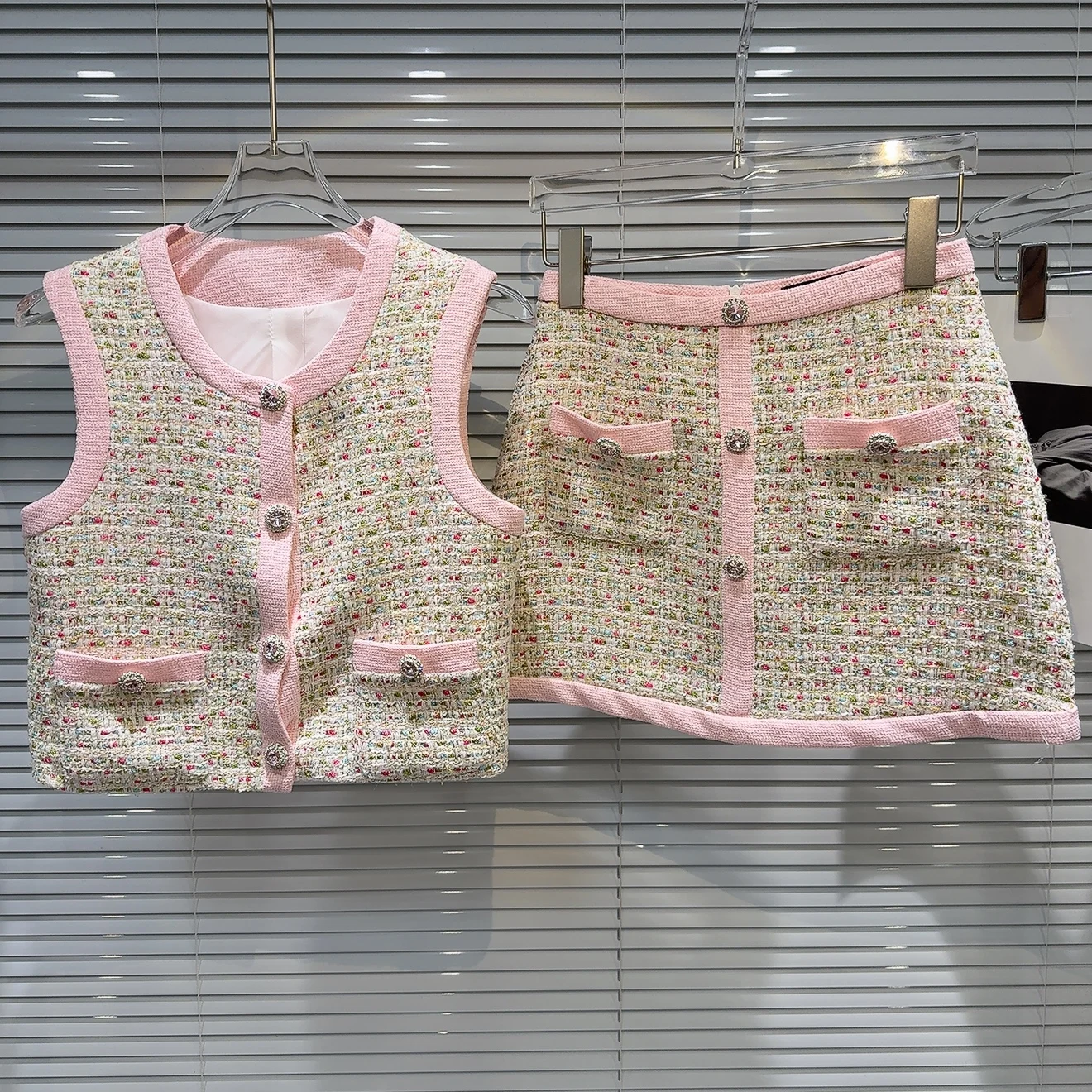 

Summer 2025 New Sle Small Fraance Wind Knit Bouclé Vest And Color Blo ort Skirt Set Faionable Two-Piece Suit