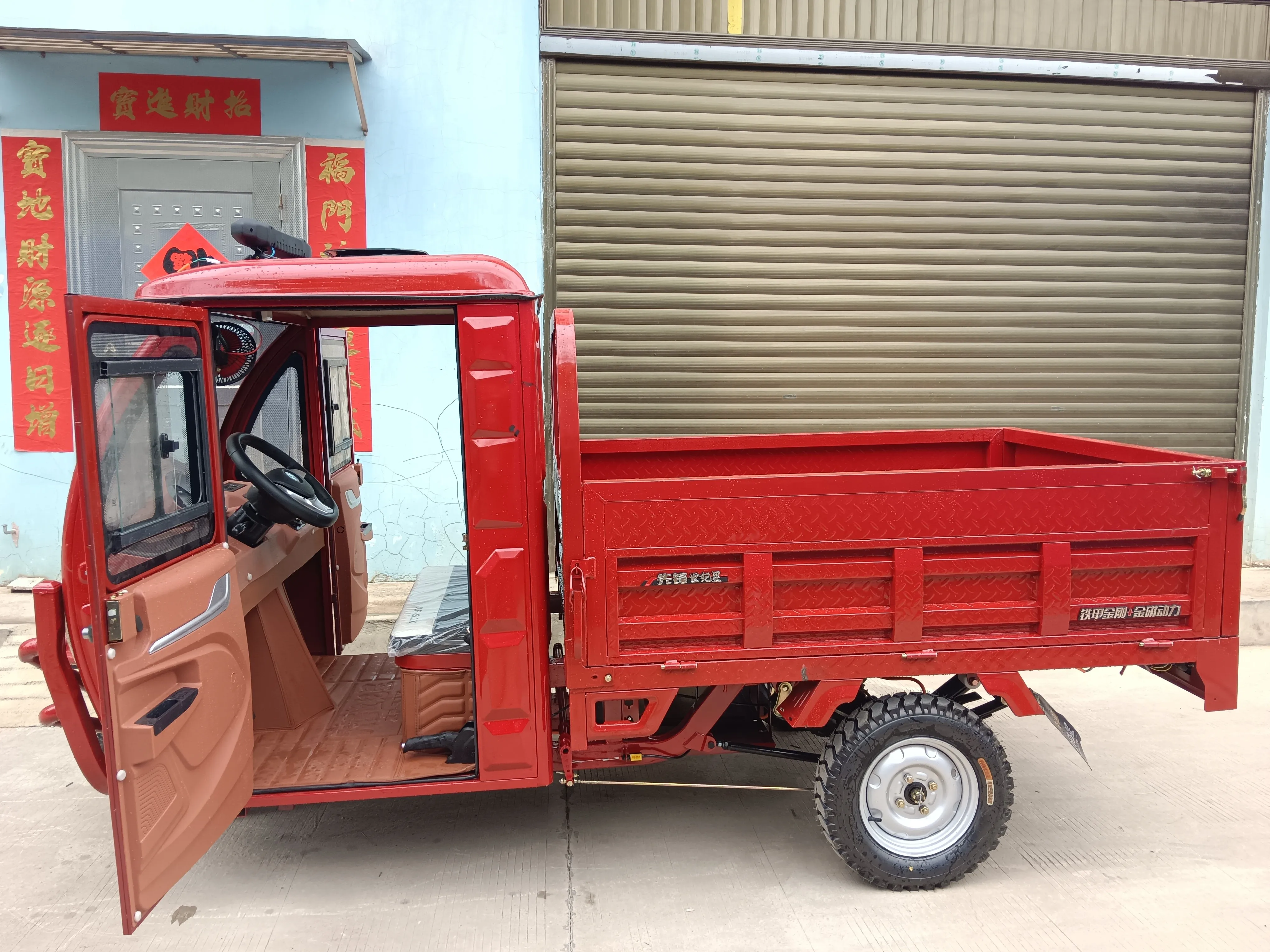 Electric cargo tricycle, 2-door fully enclosed cab electric tricycle