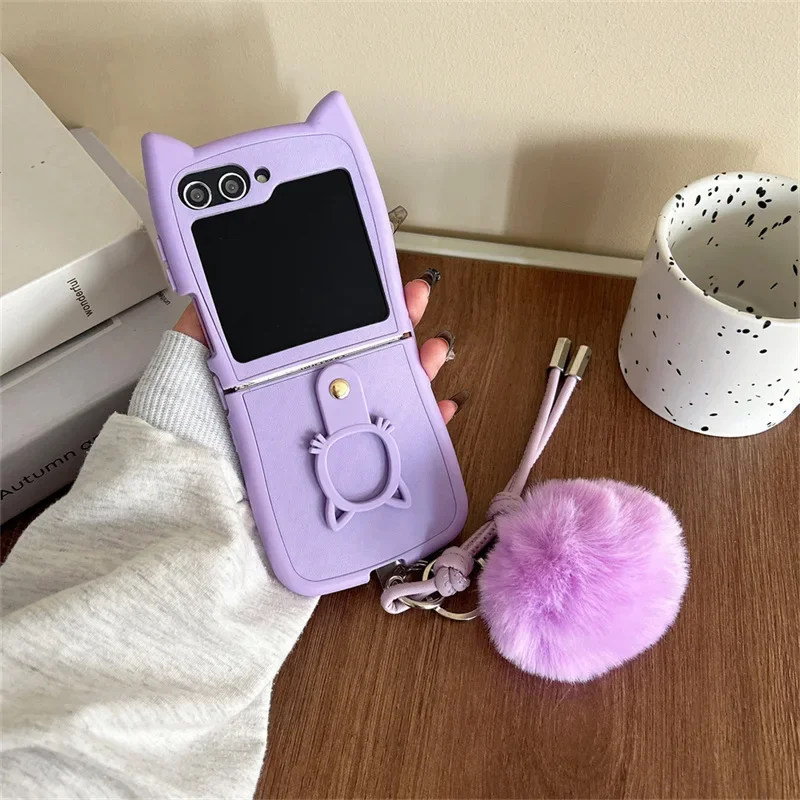 Bola de pelúcia cordão caso de telefone para samsung galaxy z flip 6 5 4 3 capa protetora traseira para zflip4 zflip5 zflip6 caso