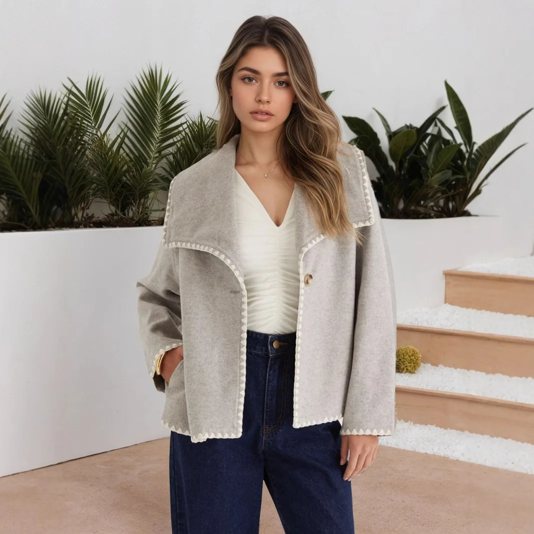

2025 Autumn/Winter New Women's Temperament Warm Large Lapel Long Sleeve Short Contrasting Loose Fit Cardigan Jacket