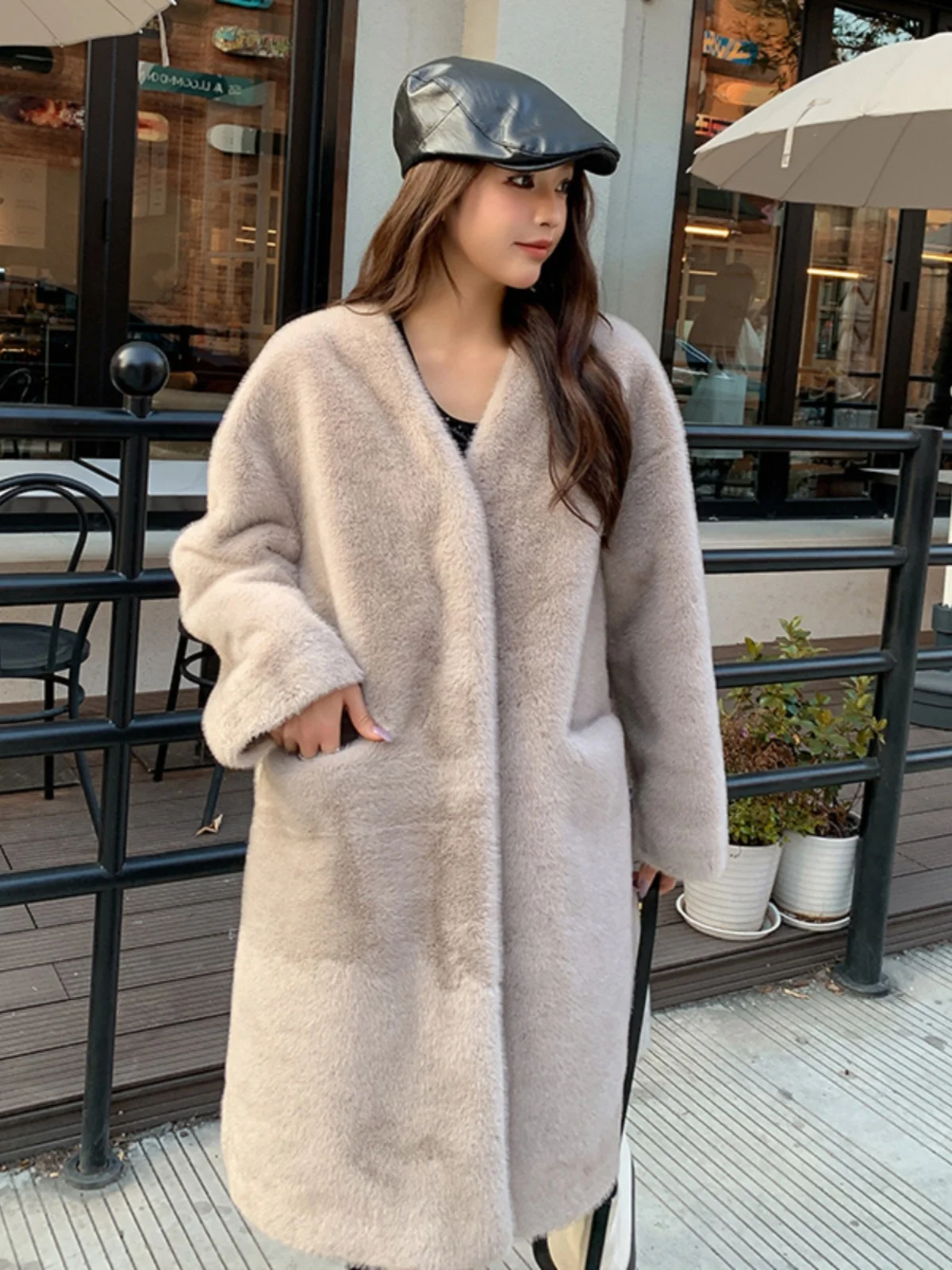 เสื้อโค้ทขนสัตว์ผู้หญิง สำหรับฤดูหนาว อุ่นสบาย ขนเทียม ทรงยาว หลวม สไตล์เกาหลี แขนยาว คอวี  แบบผ่าข้าง