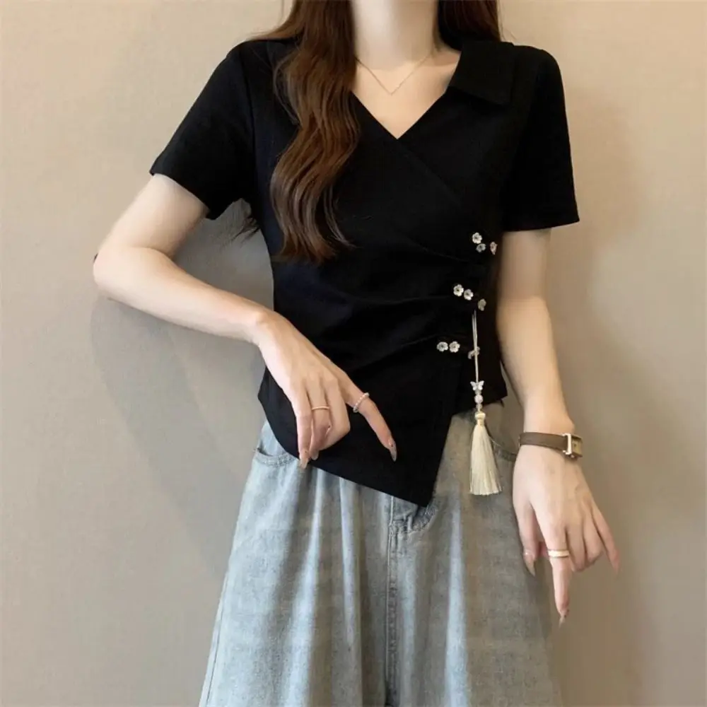 เสื้อยืดคอวีทรงไม่สมมาตรประดับพู่ห้อย แต่งกระดุมดอกไม้ สไตล์จีน เสื้อครอปทรงเข้ารูปสำหรับผู้หญิง เสื้อผ้าฤดูร้อนสไตล์สตรีทแวร์