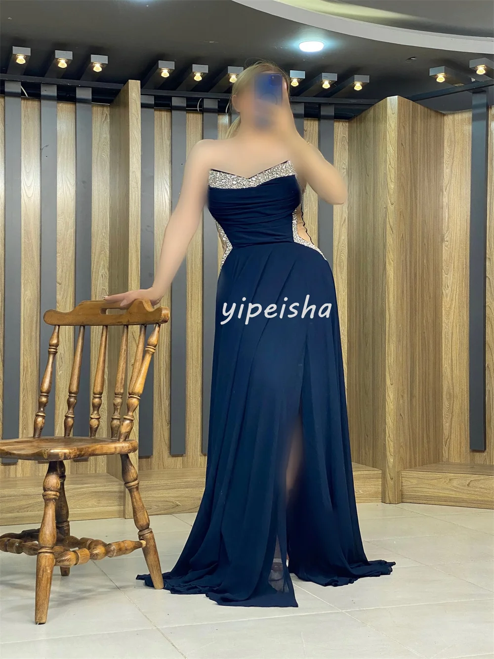 カスタマイズされたレトロマッチングシフォンプリーツドレープビーズスパンコールAラインストラップレスロングドレスオーダーメイドオケージョンドレス絶妙な