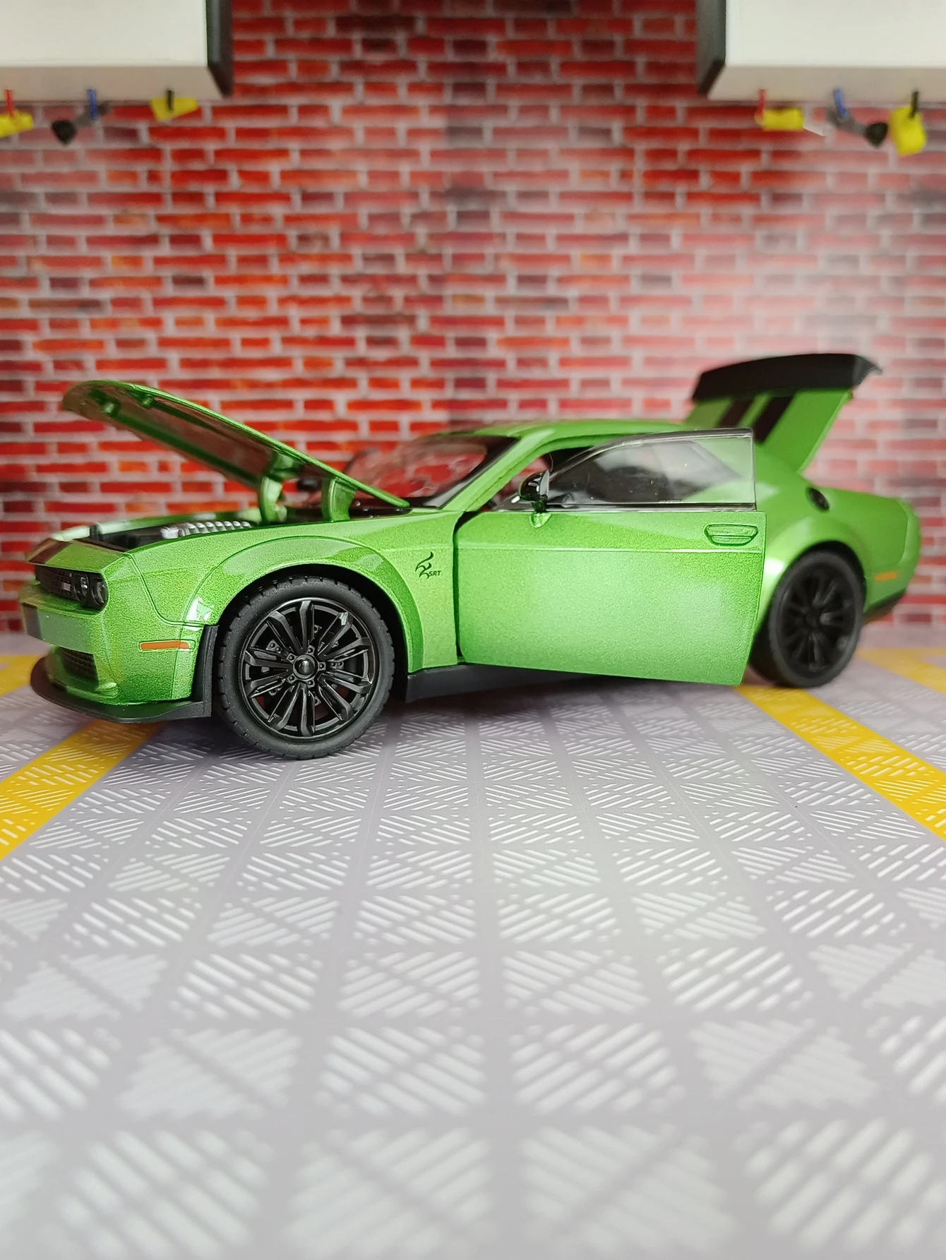 1:22 SRT 合金車モデル音響光学プルバックおもちゃの車、豊富な詳細、細かい仕上がり、友人へのギフトとして贈ることができます。