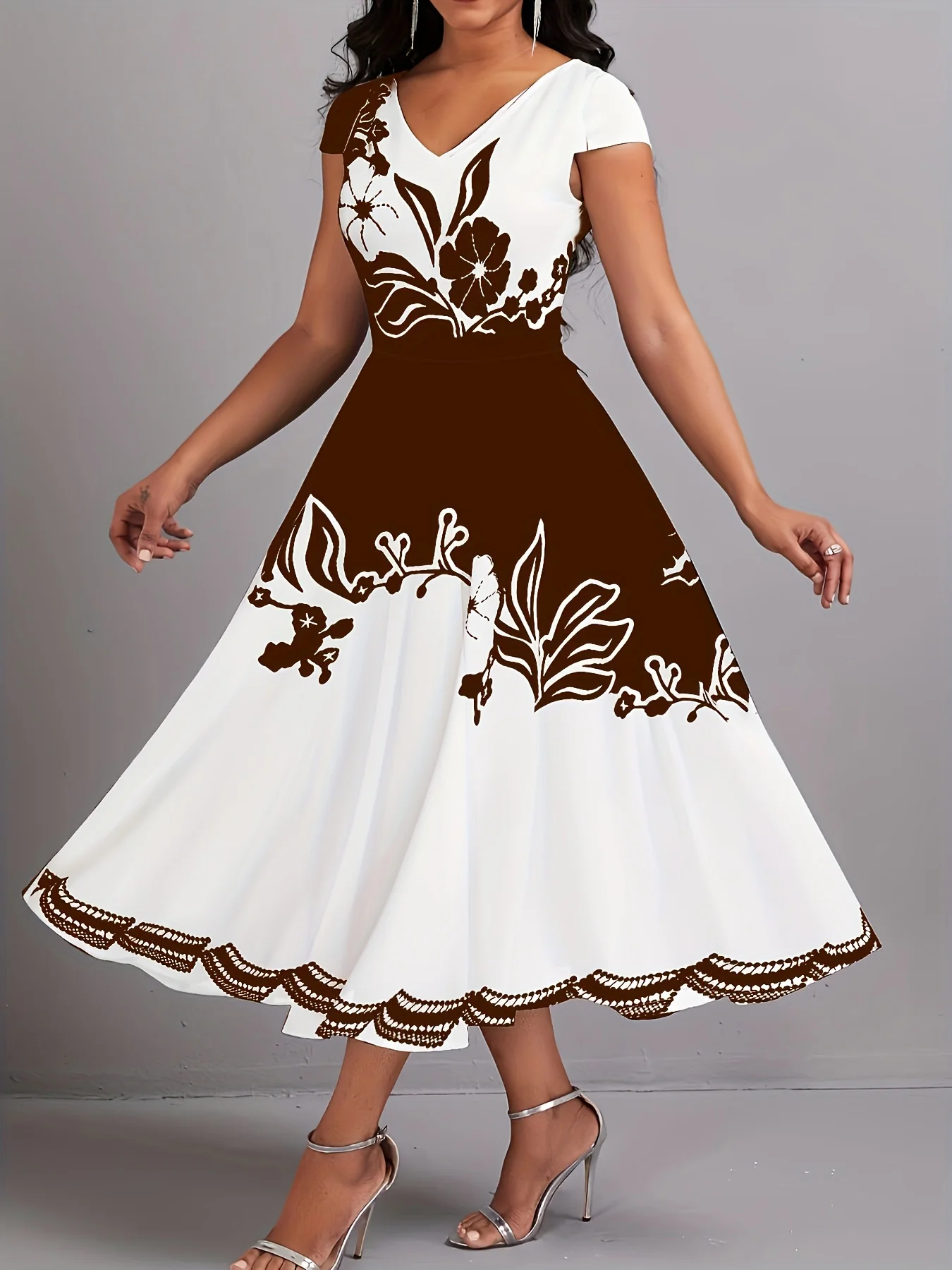 Vestido plus size com estampa floral peplum – decote em V elegante, mangas curtas, bainha recortada, elástico médio, fecho com zíper, lavagem à máquina