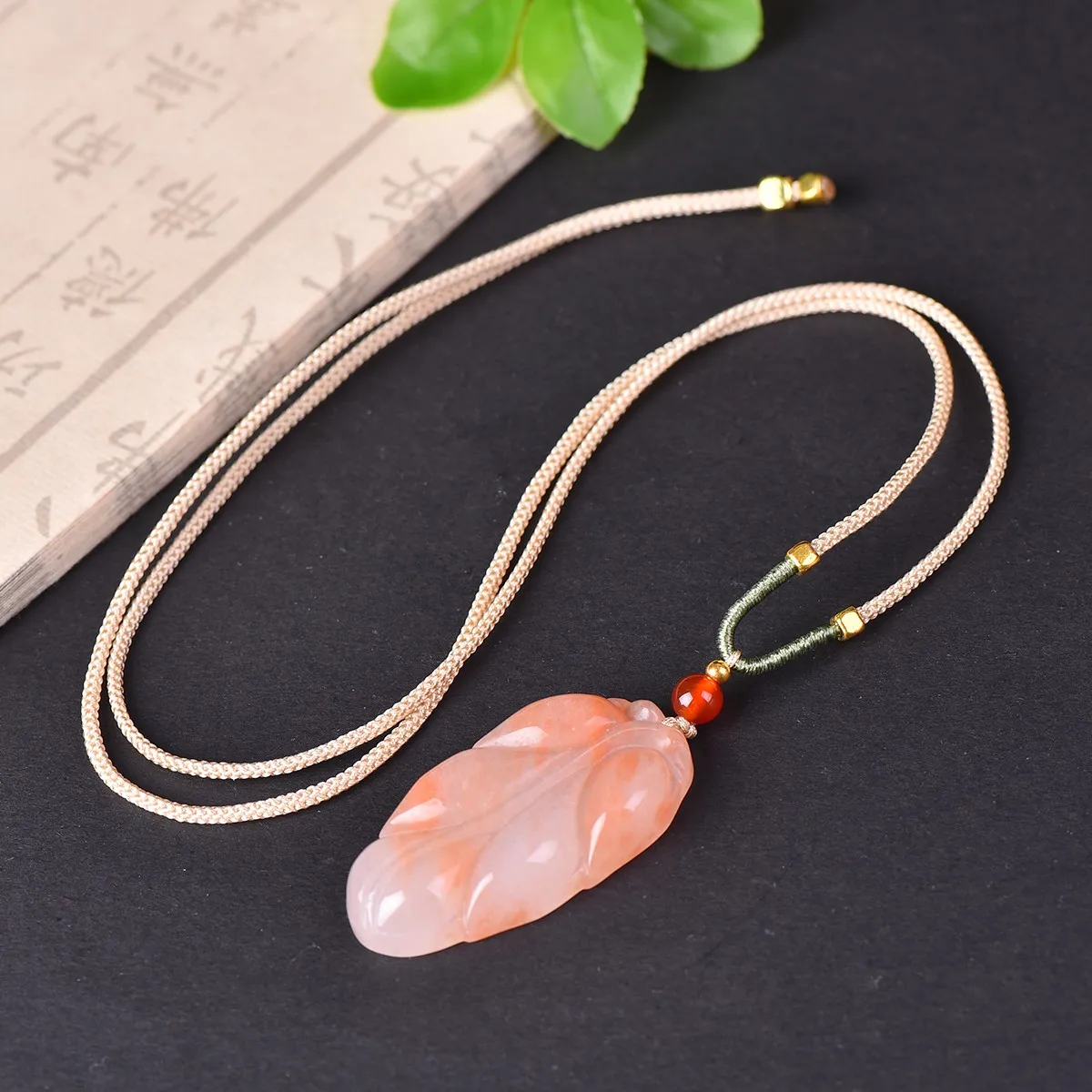 

The fine peach blossom jade Golden Branch and jade leaf symbolizes giving golden branches and jade leaves to family members