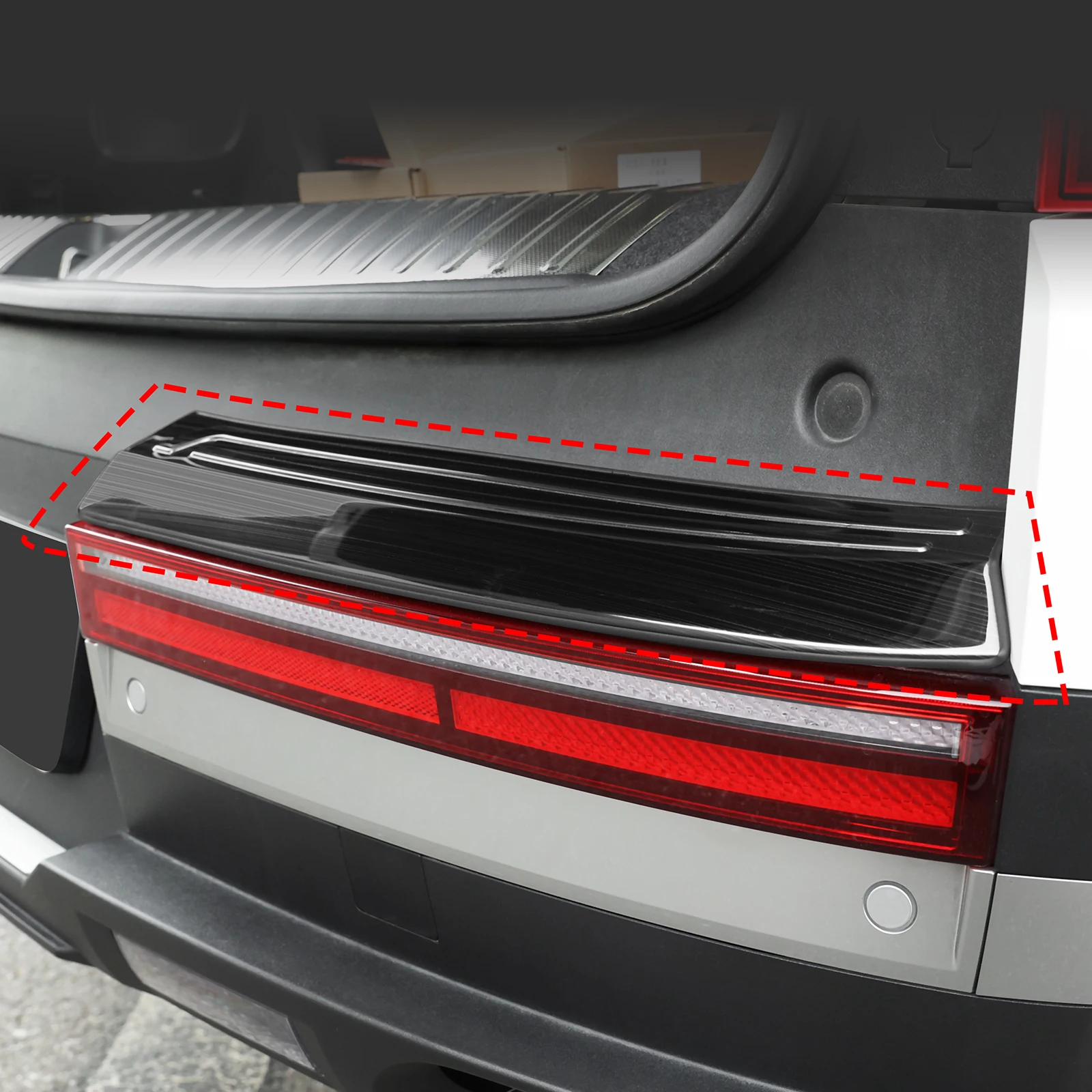 2pcs Car Stainless Steel Outside Rear Trunk Guard Tailgate Outboard Threshold Stripe Cover For Hyundai Santa Fe MX5 2024